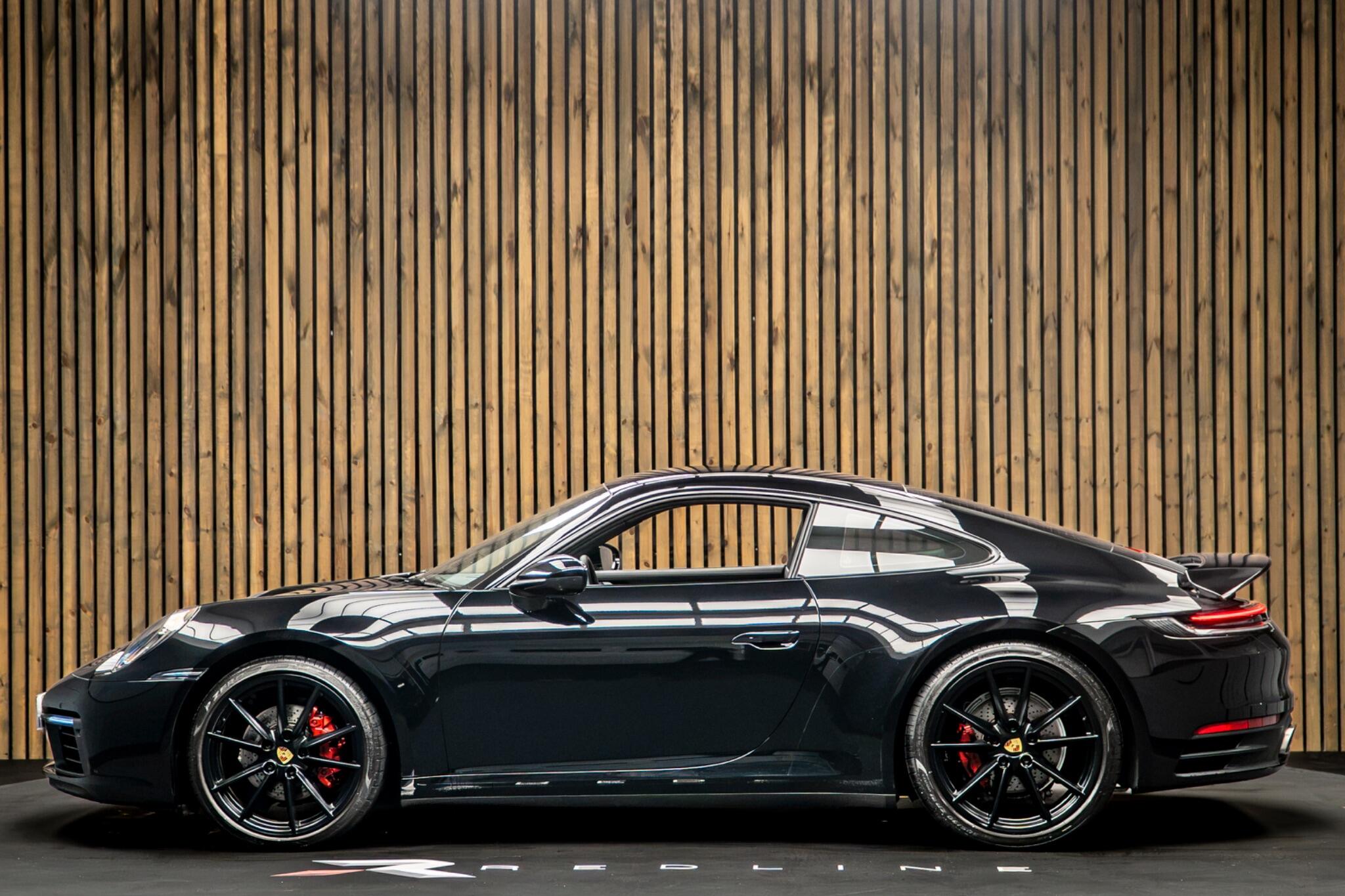 Porsche 911 view 7