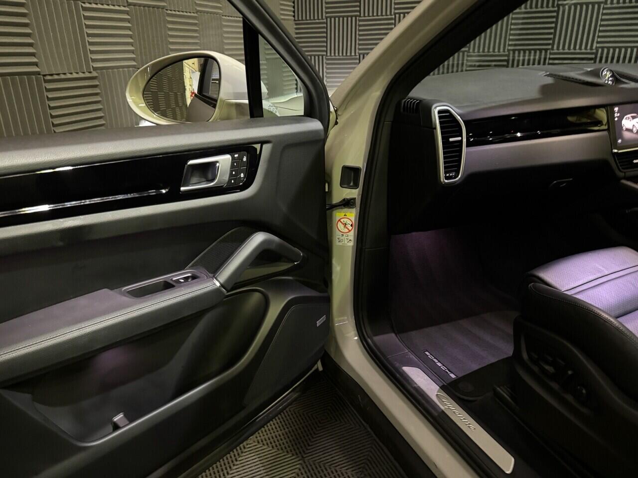 Porsche Cayenne view 10