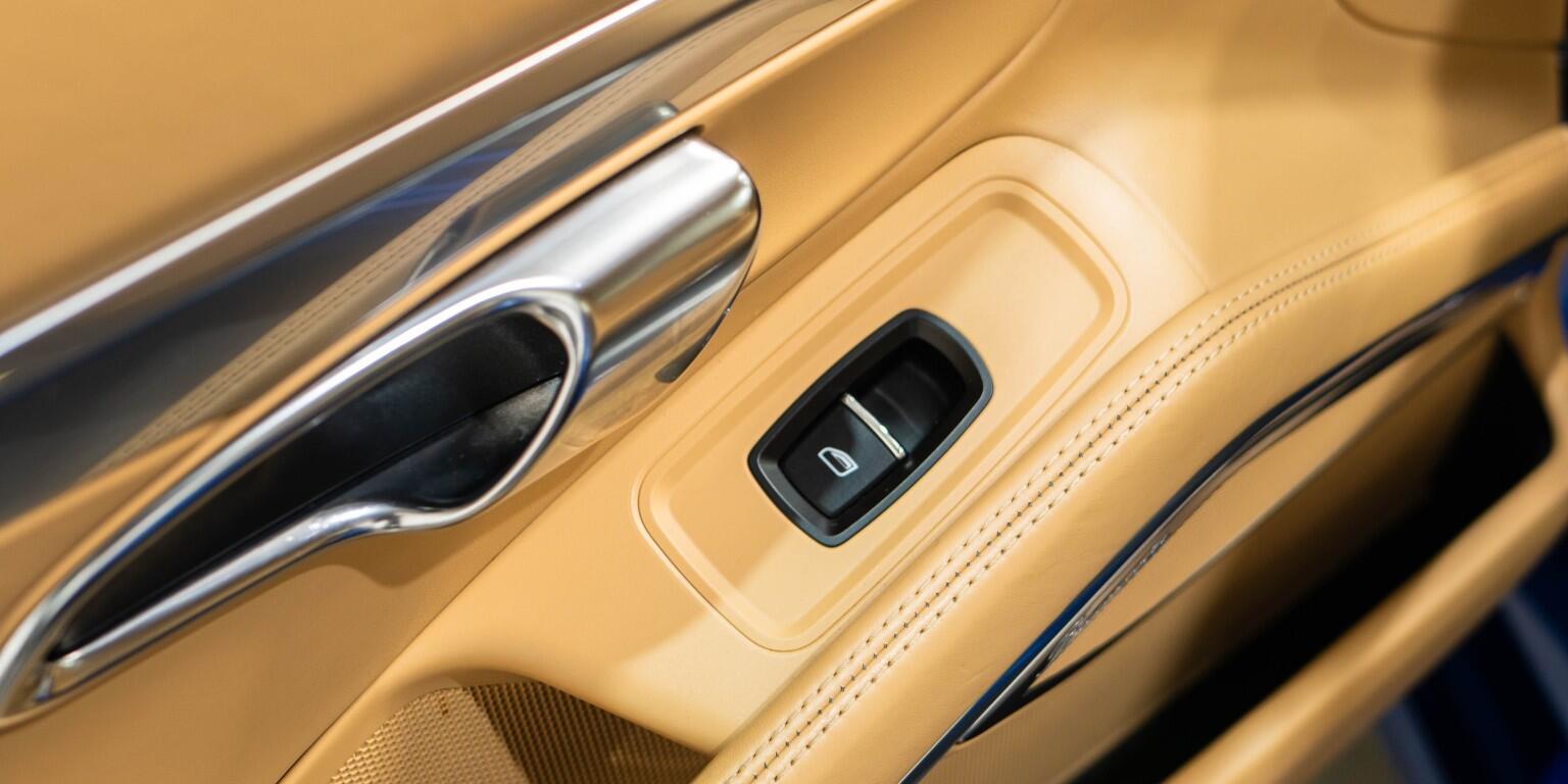 Porsche 911 view 29