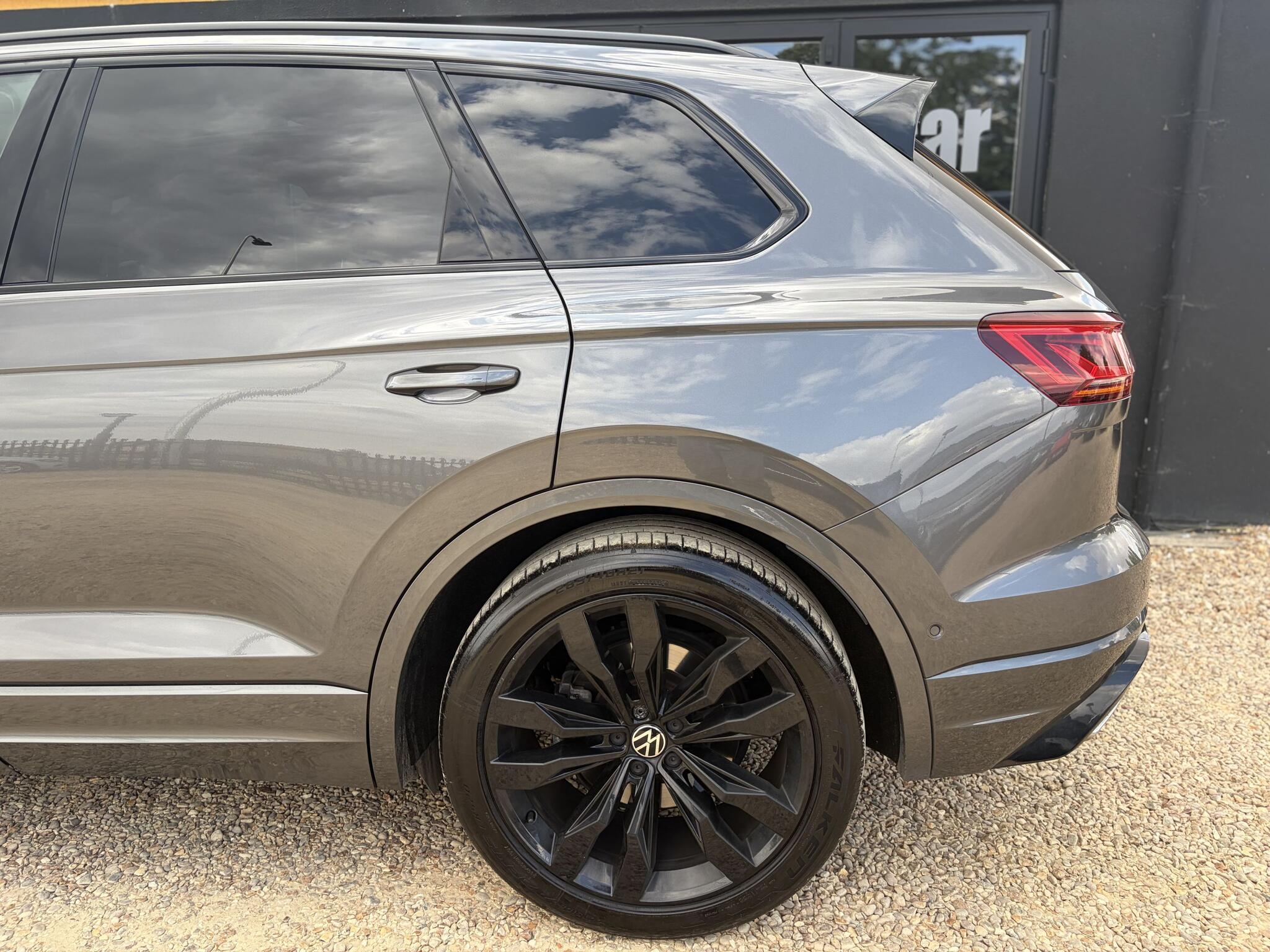 Volkswagen Touareg view 6