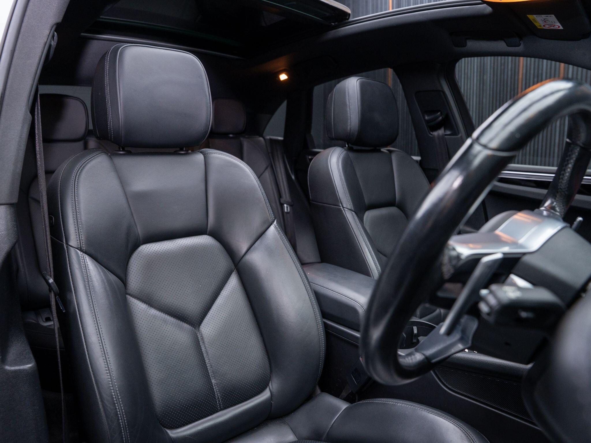 Porsche Macan view 12