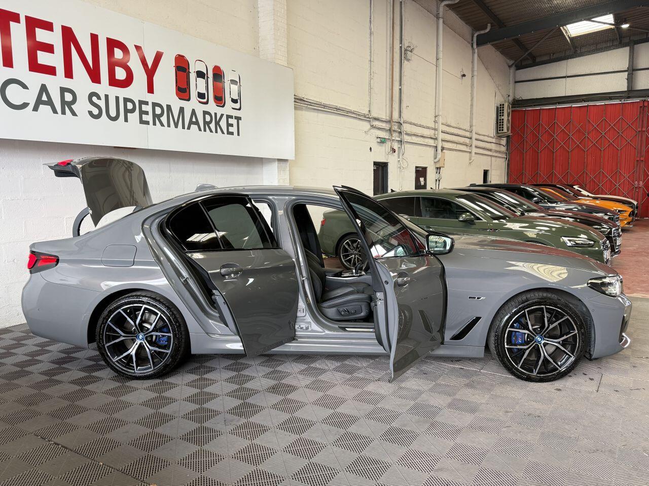BMW 5 Series view 14