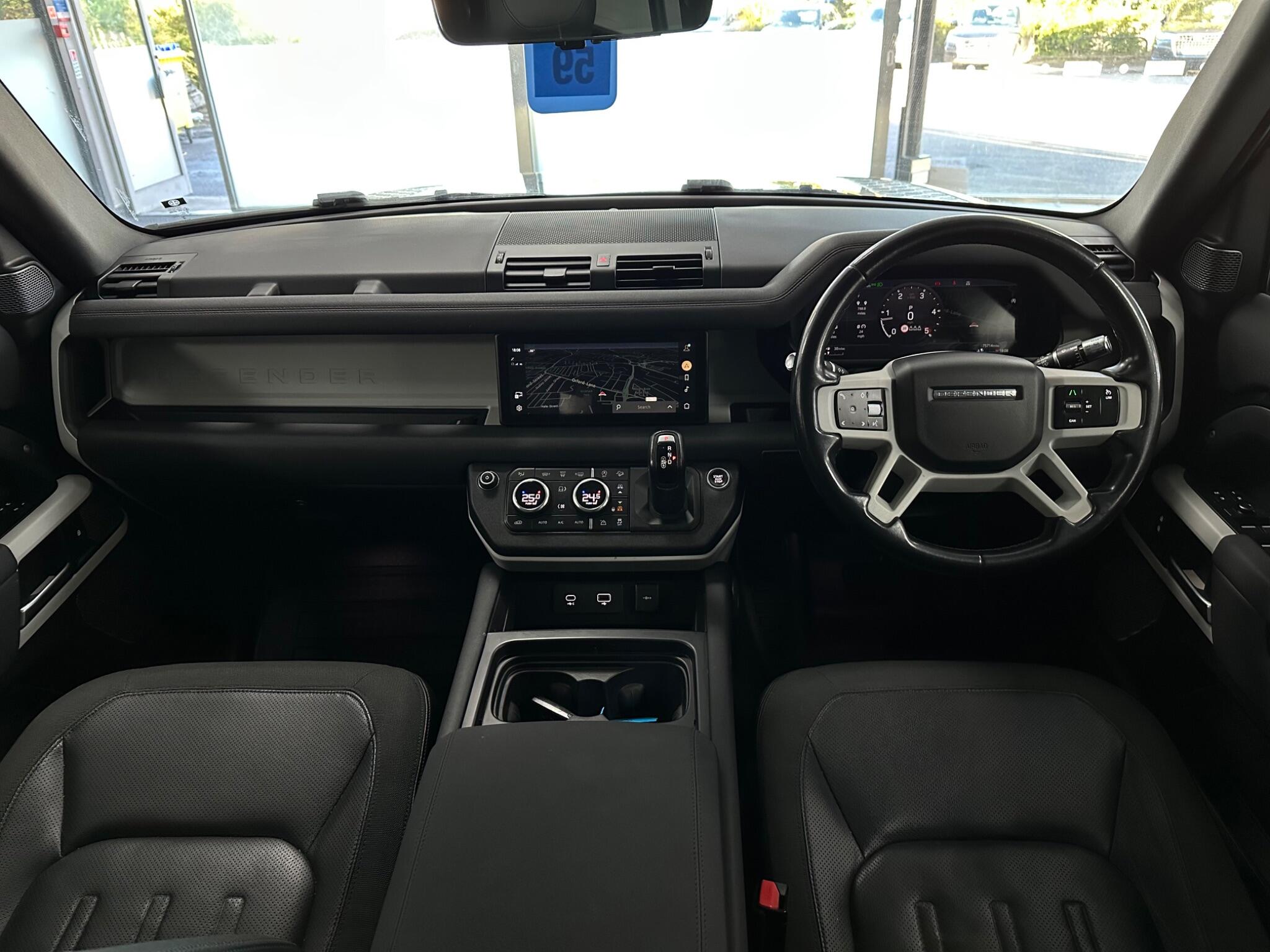 Land Rover Defender 110 view 19