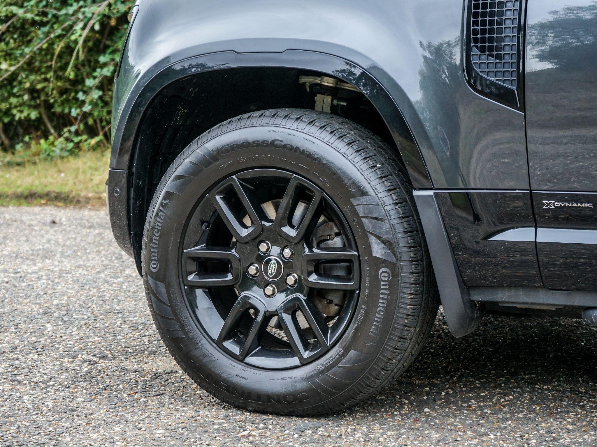 Land Rover Defender 90 view 5