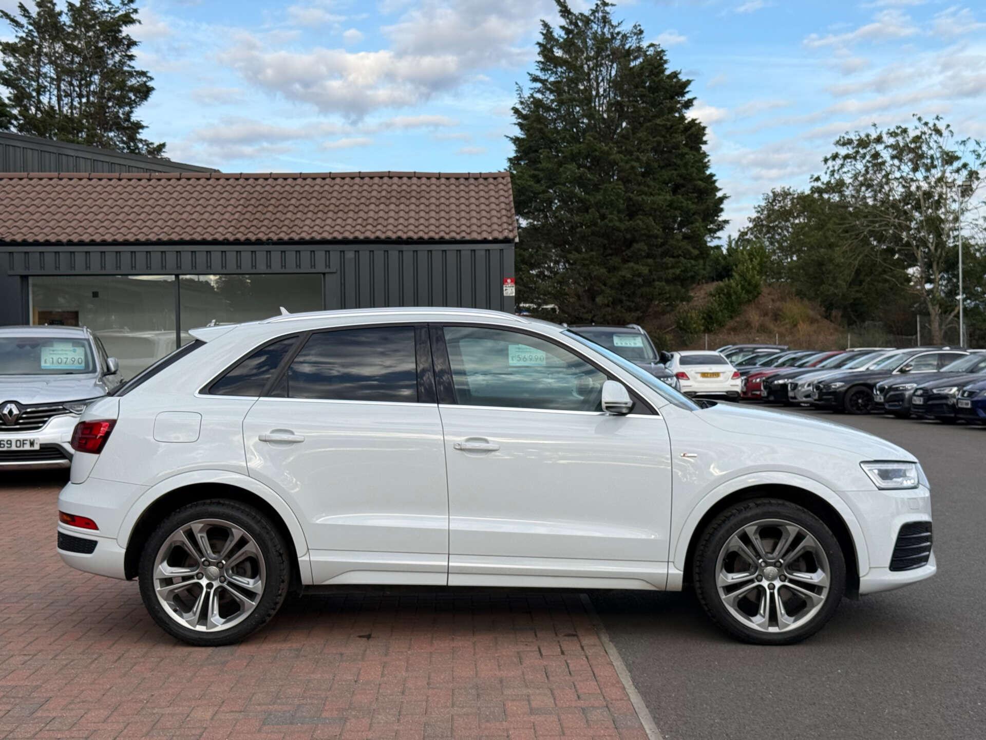 Audi Q3 view 20