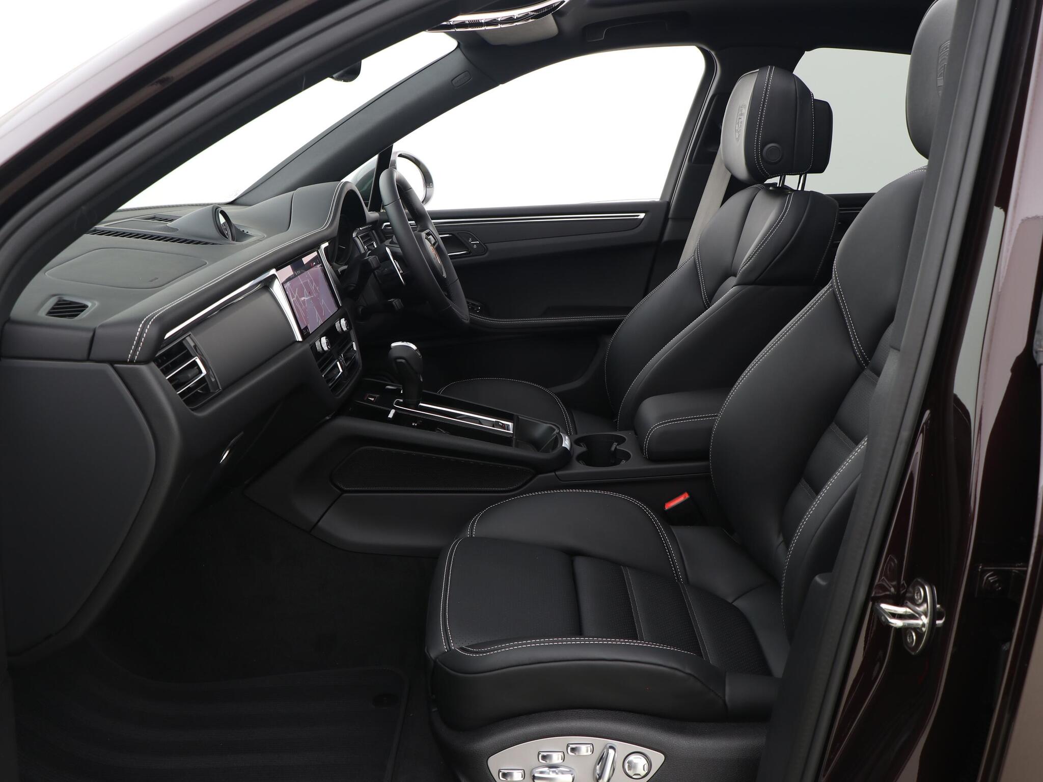 Porsche Macan view 3