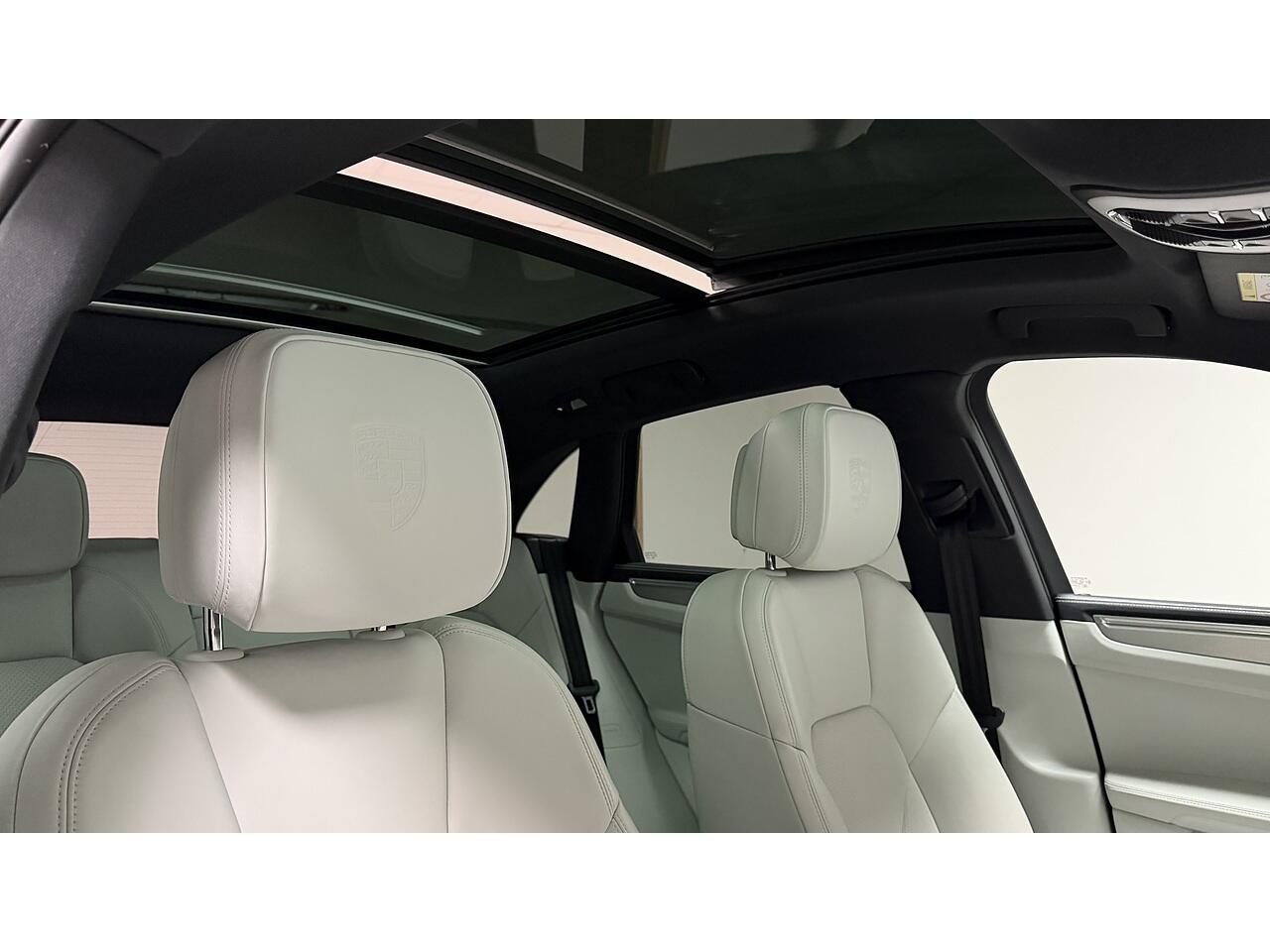 Porsche Macan view 15
