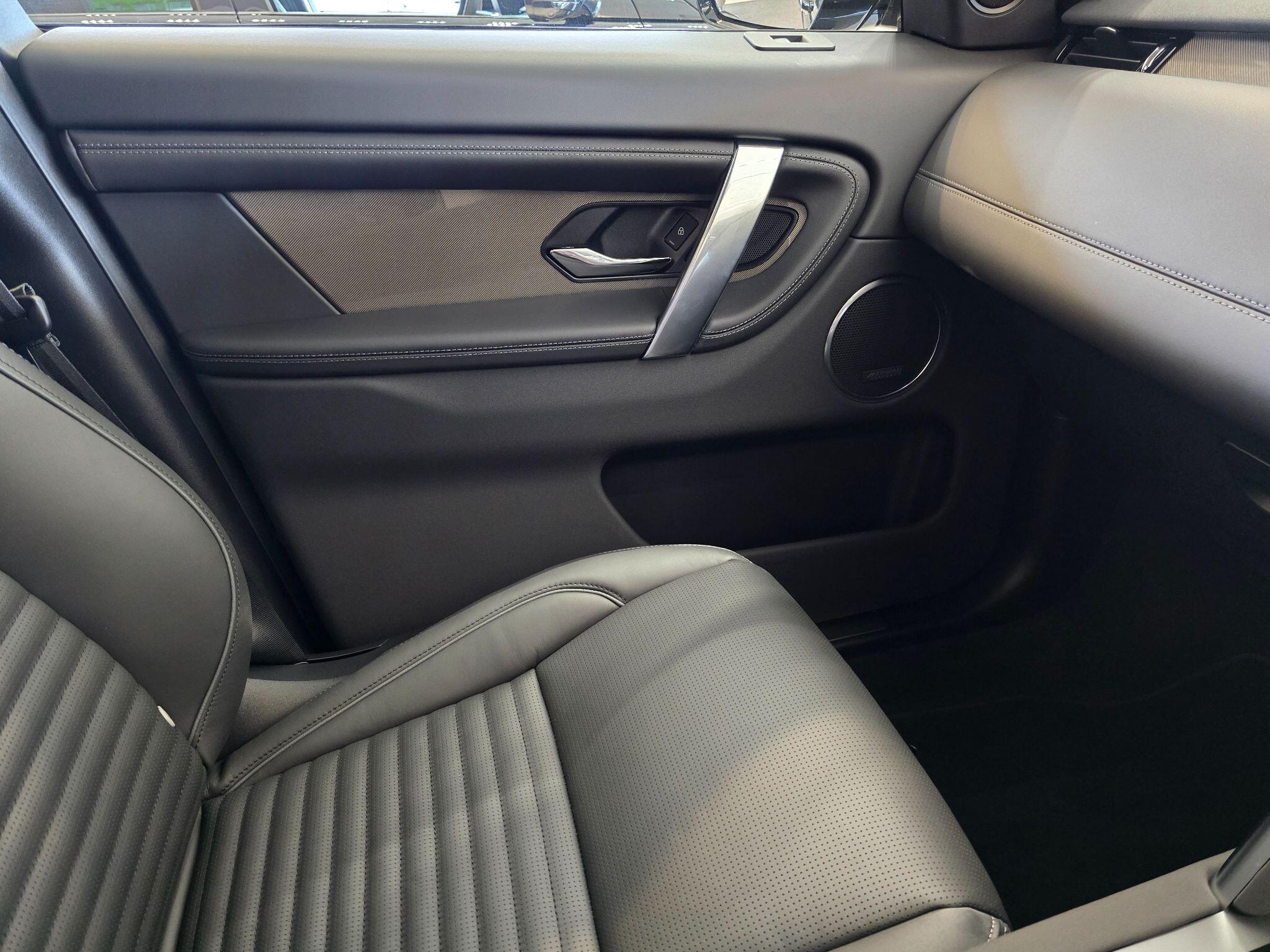 Land Rover Discovery Sport view 39