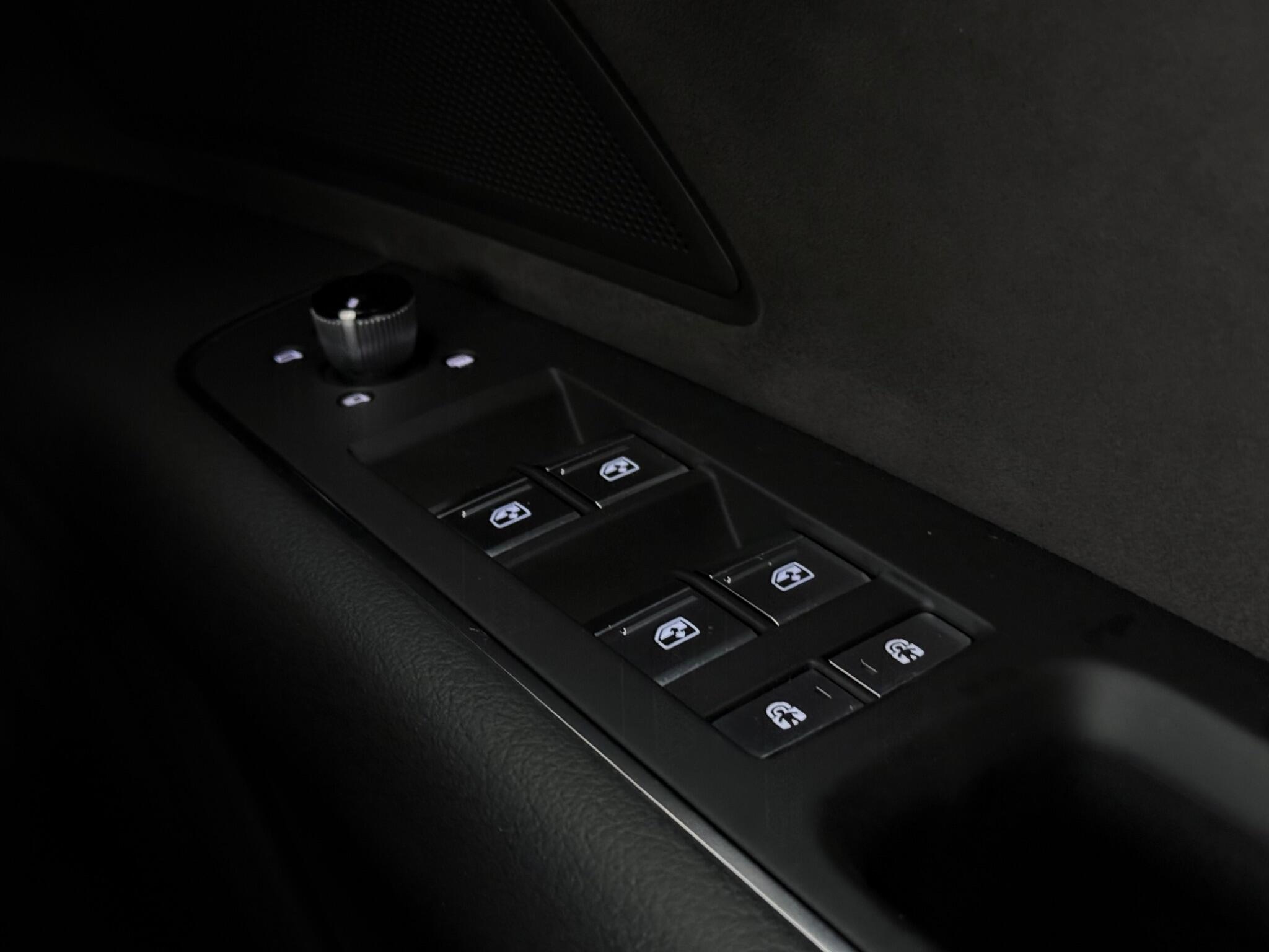 Audi A8 view 22