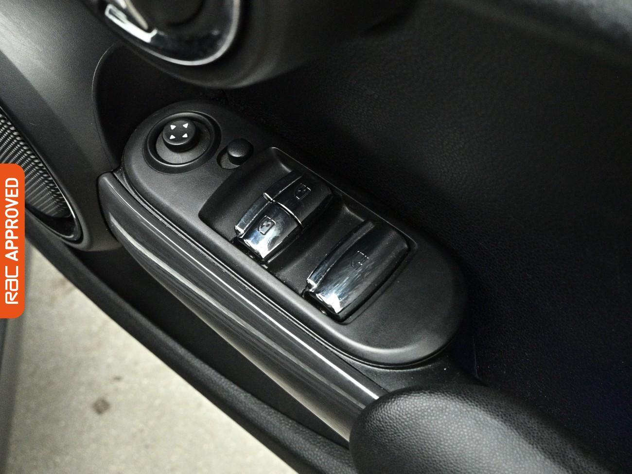 Mini Convertible view 26