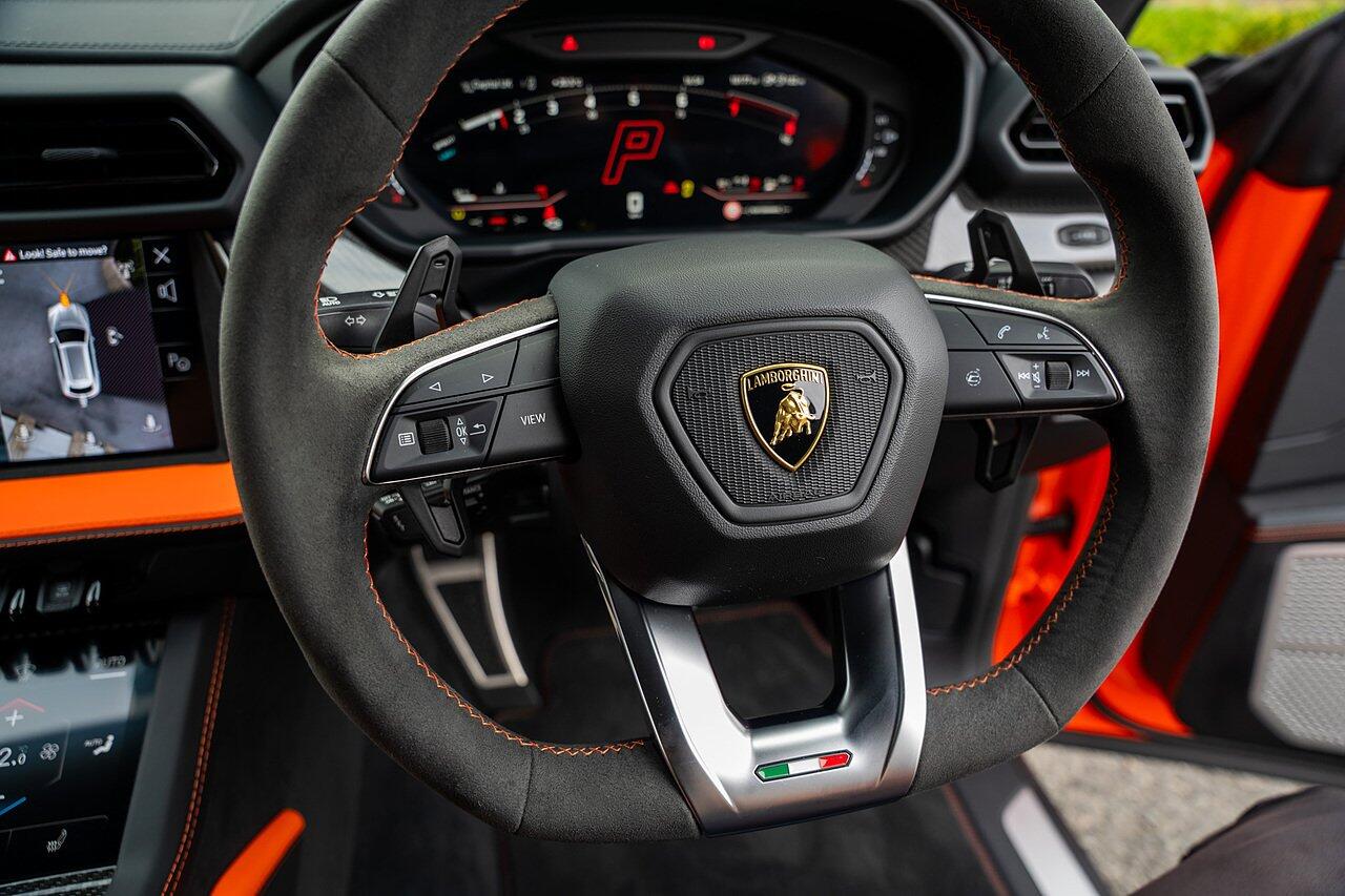 Lamborghini Urus view 94