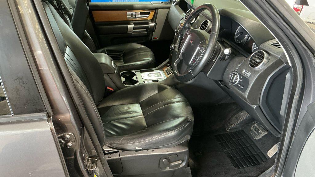Land Rover Discovery view 2