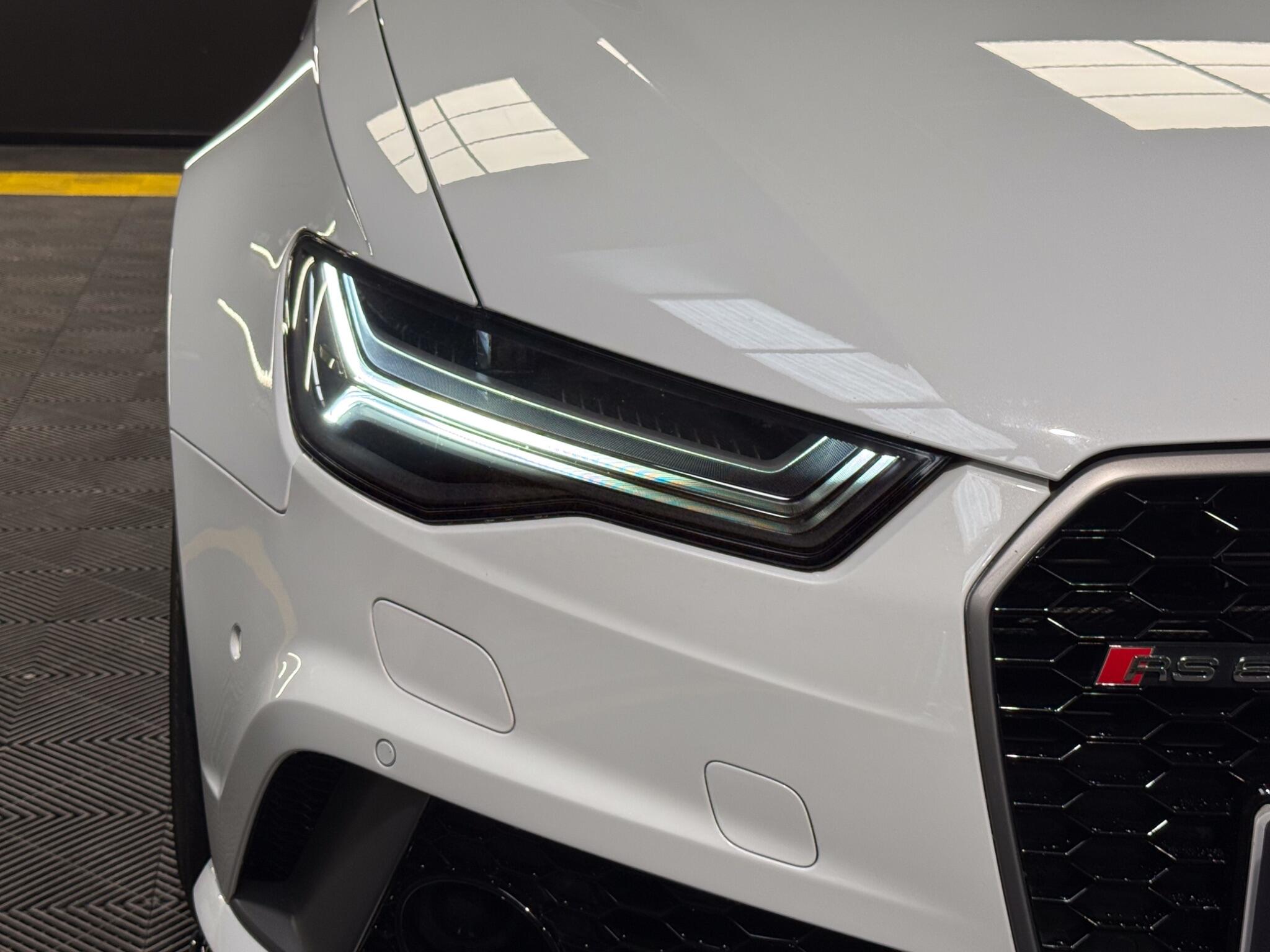Audi RS6 Avant view 9