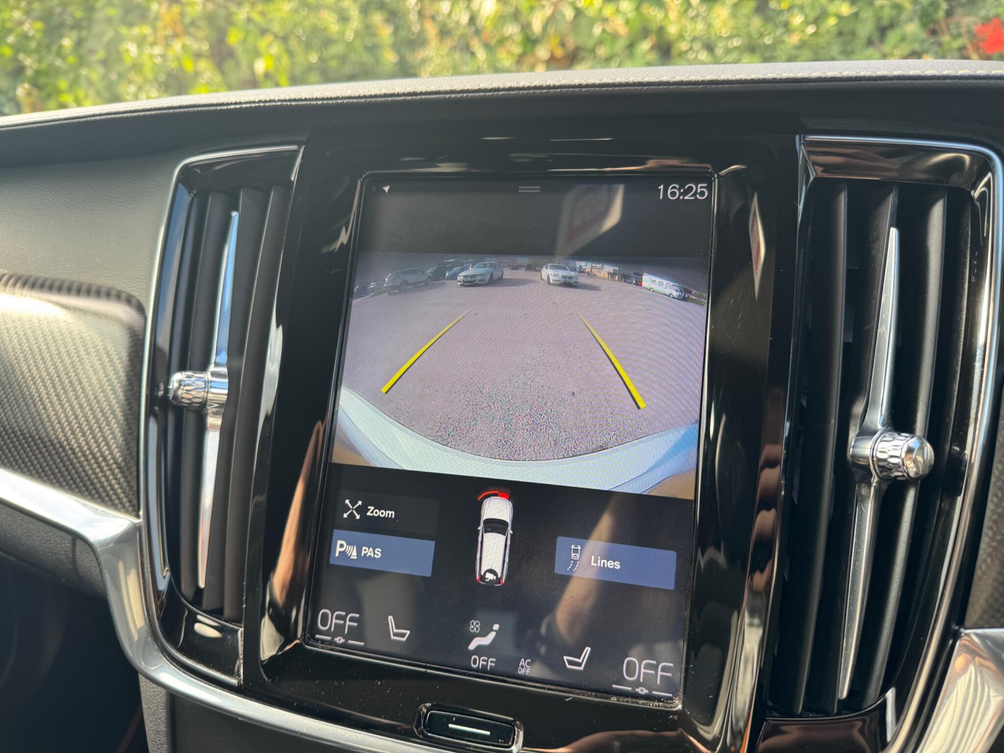 Volvo V90 Cross Country view 48