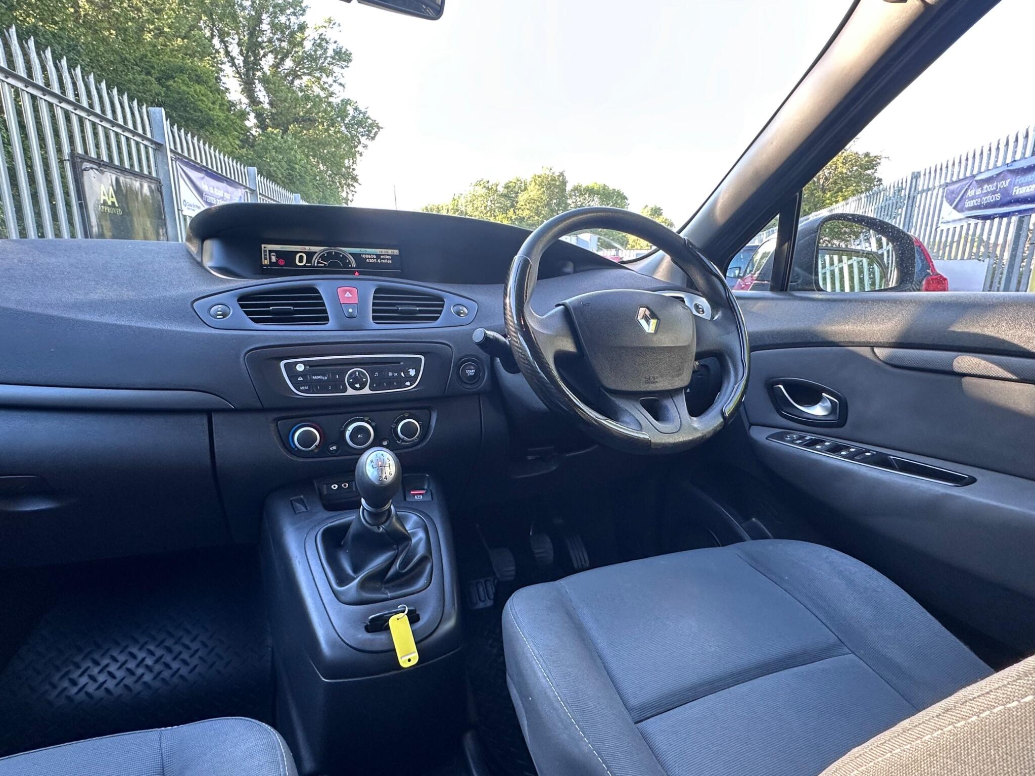 2010 Renault Grand Scenic image 17