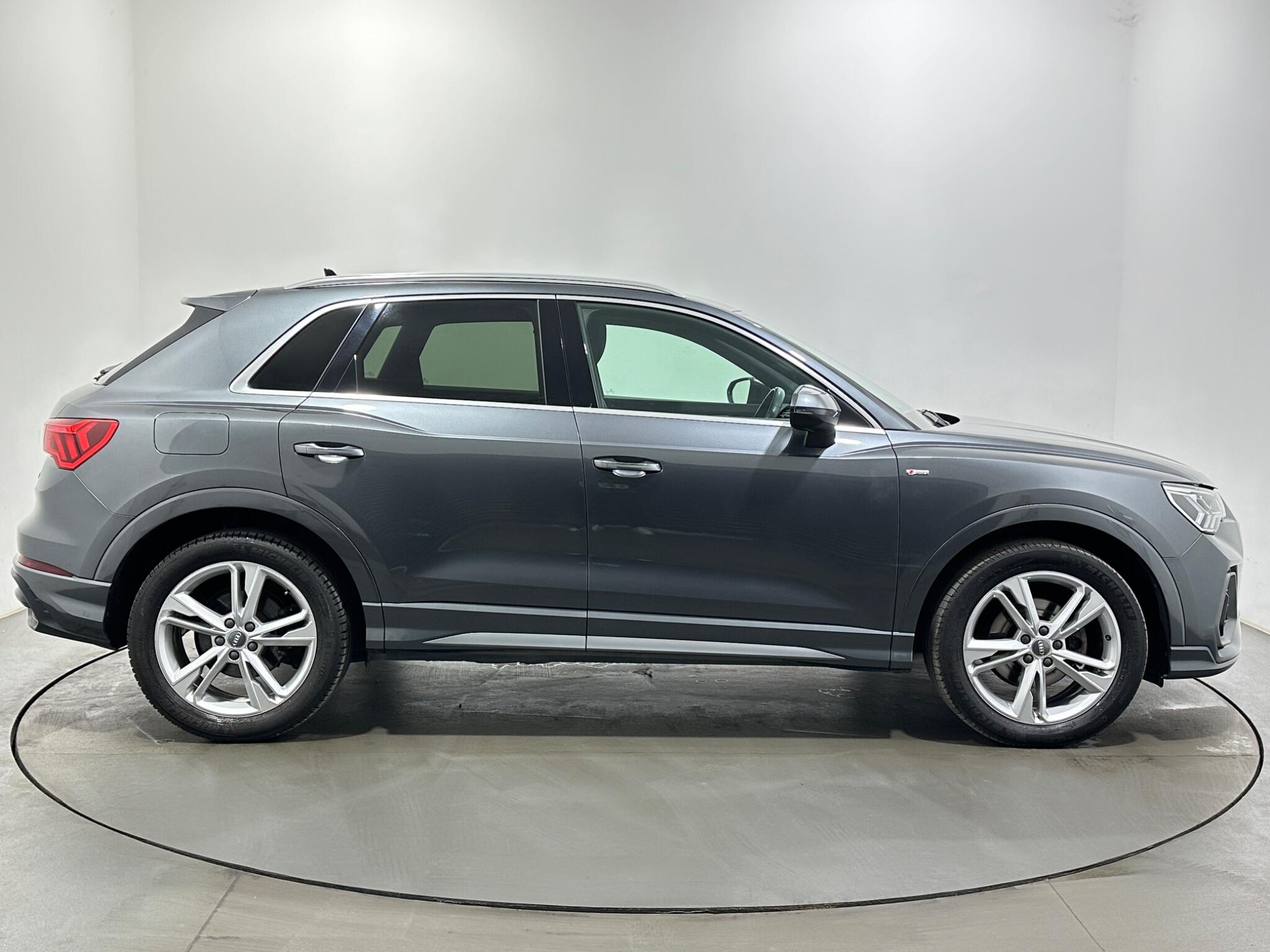 Audi Q3 view 9