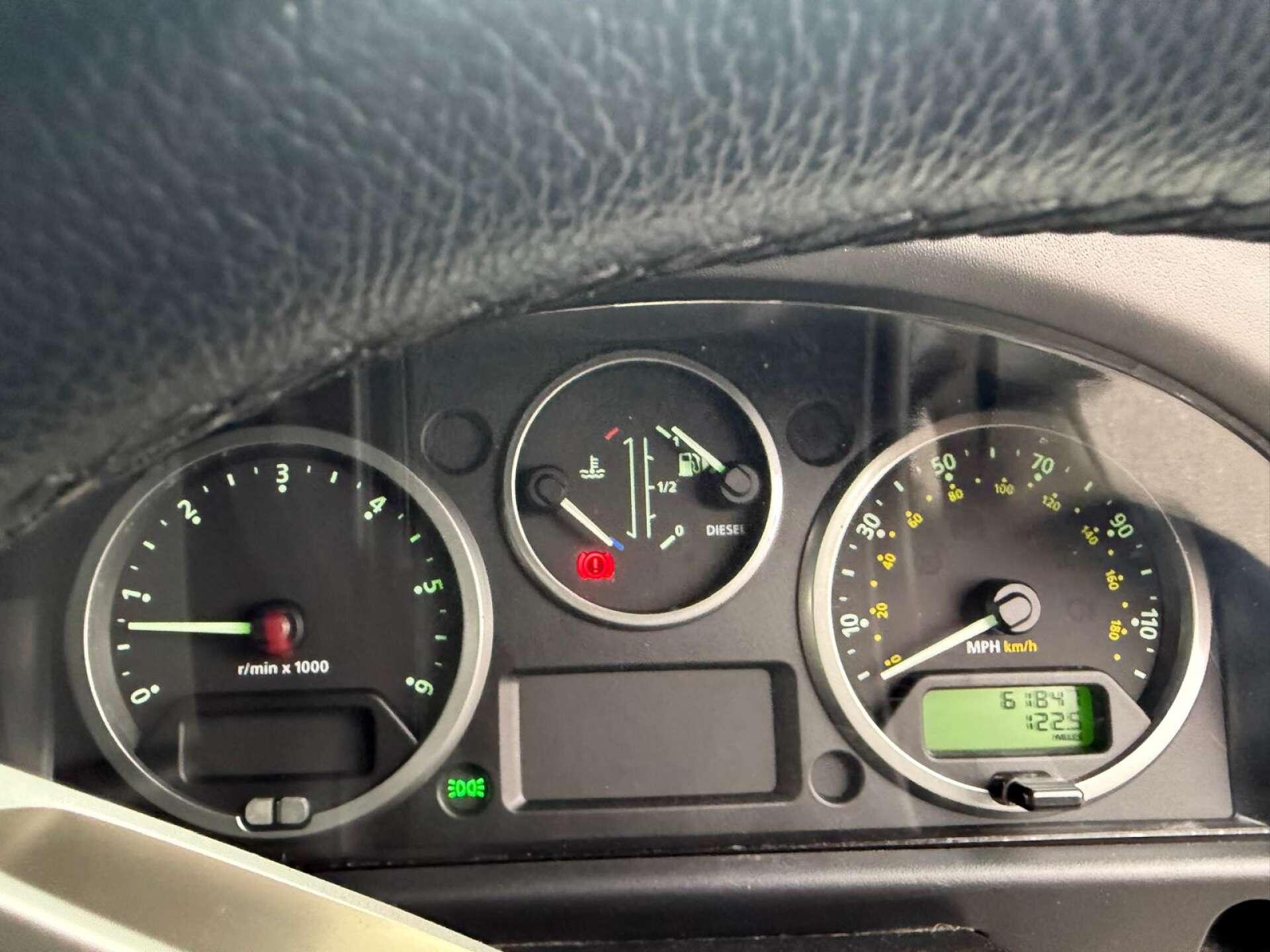 Land Rover Defender 90 view 9