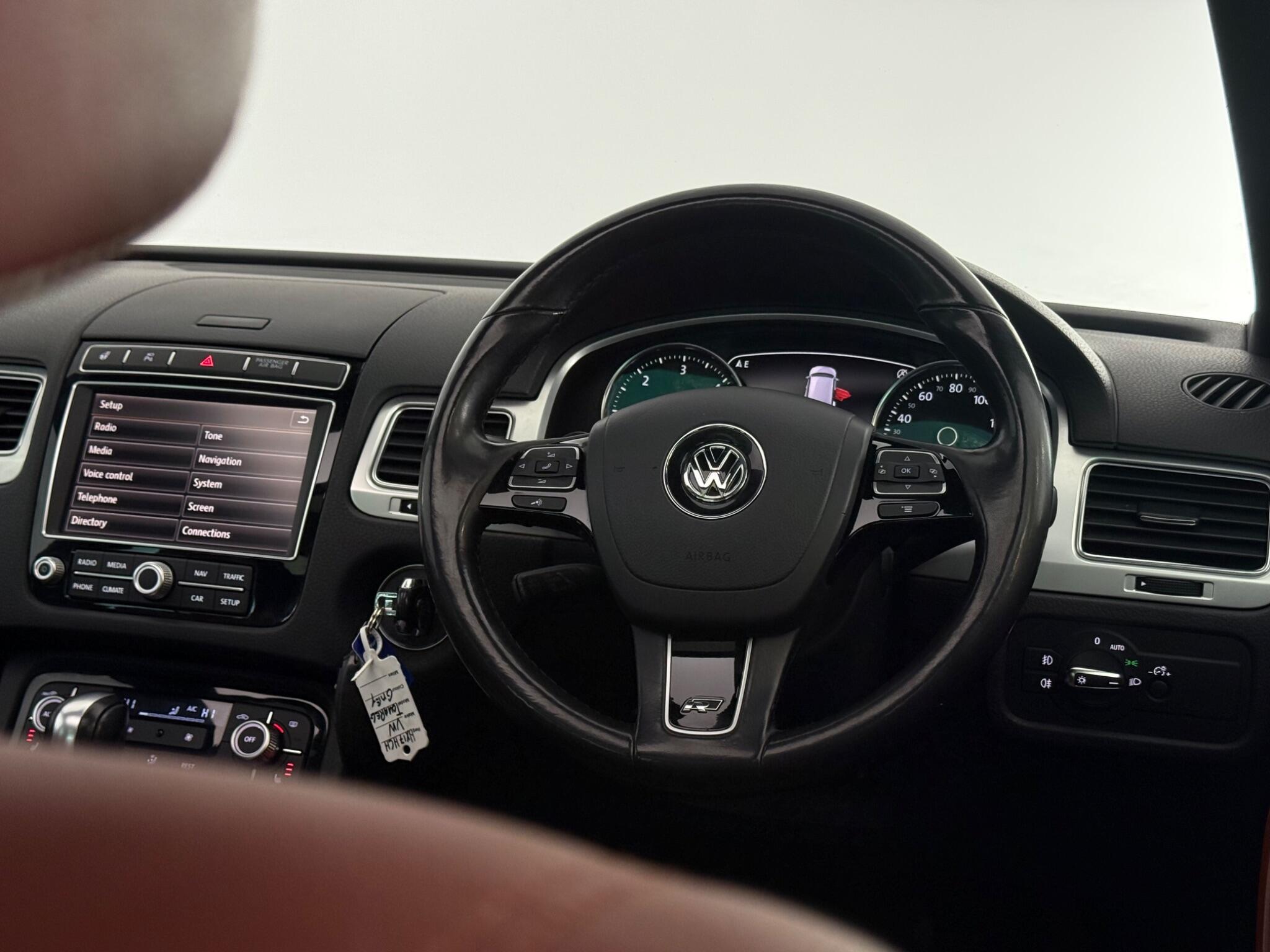 Volkswagen Touareg view 14