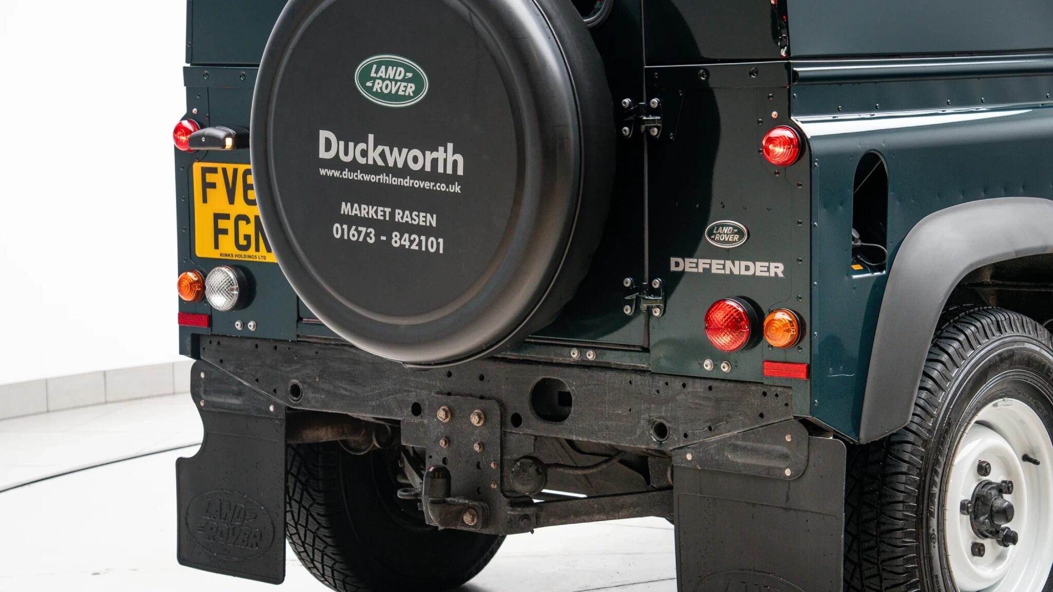 Land Rover Defender 90 view 29