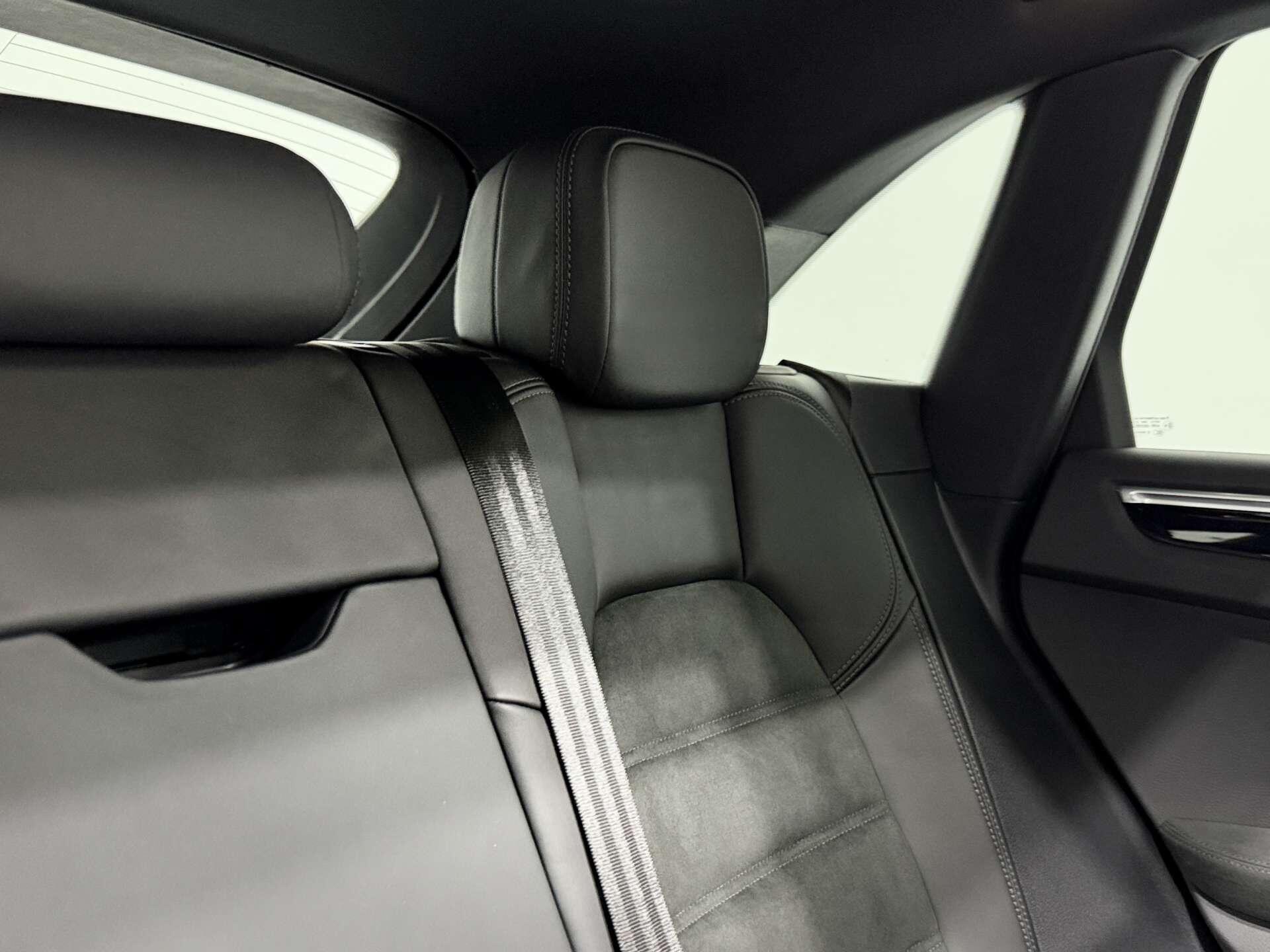 Porsche Macan view 14