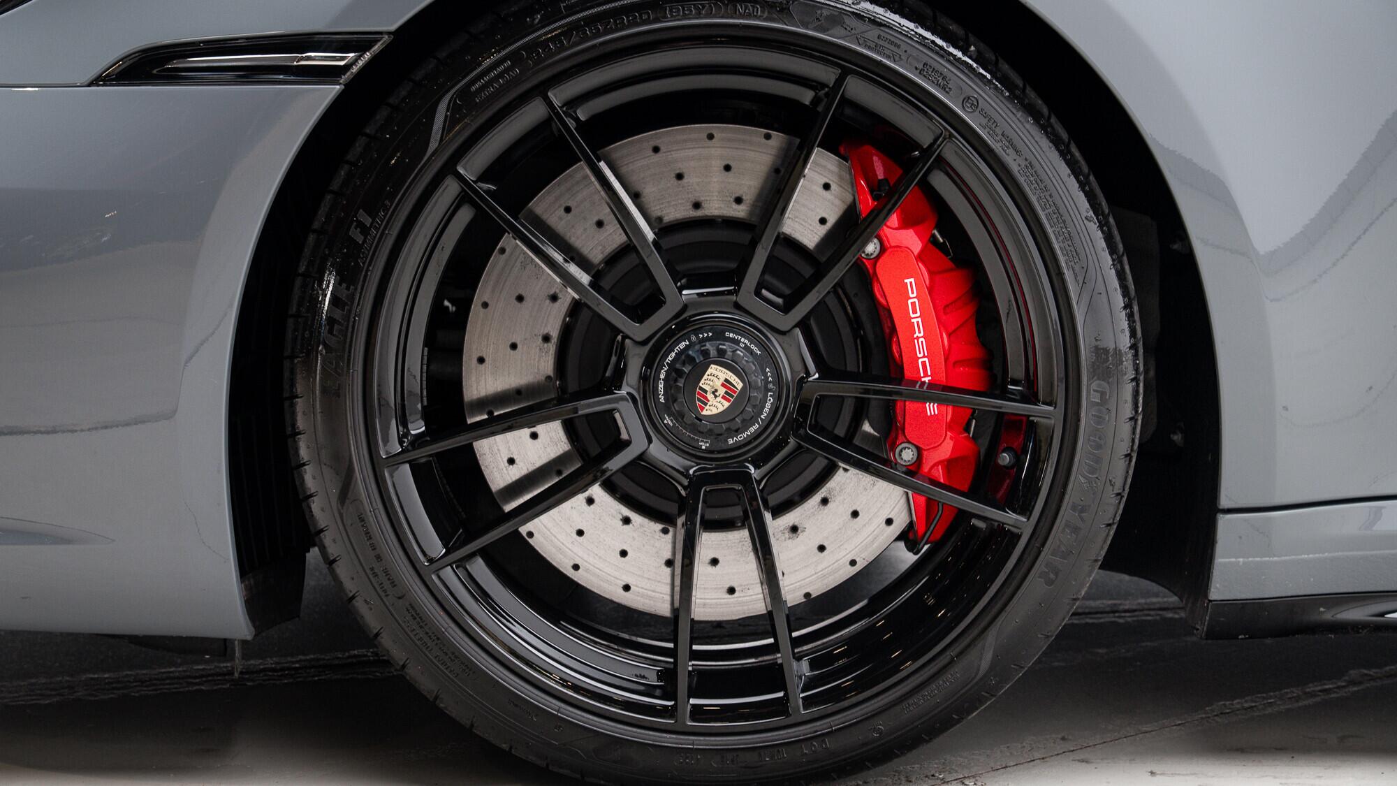 Porsche 911 view 10