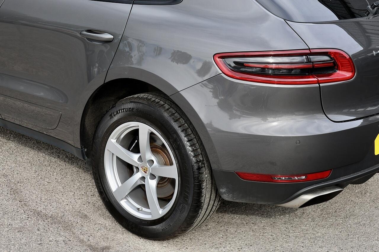 Porsche Macan view 35