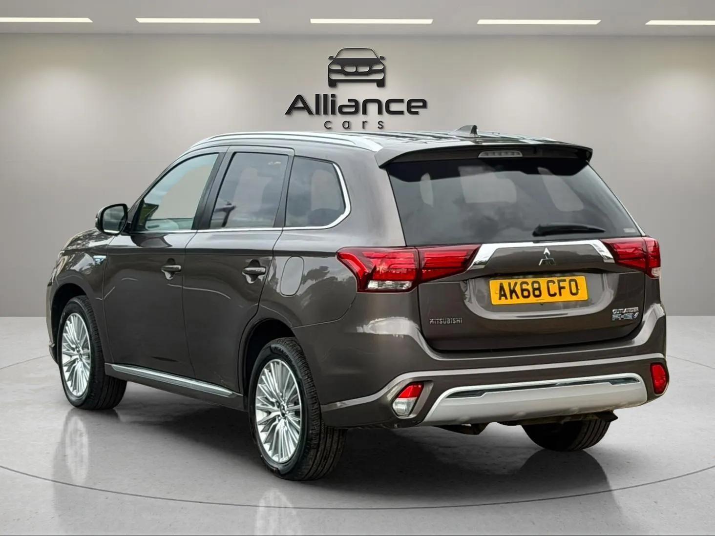 Mitsubishi Outlander view 3