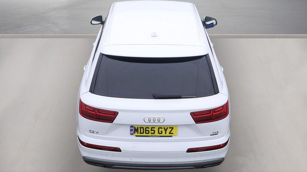 Audi Q7 view 5