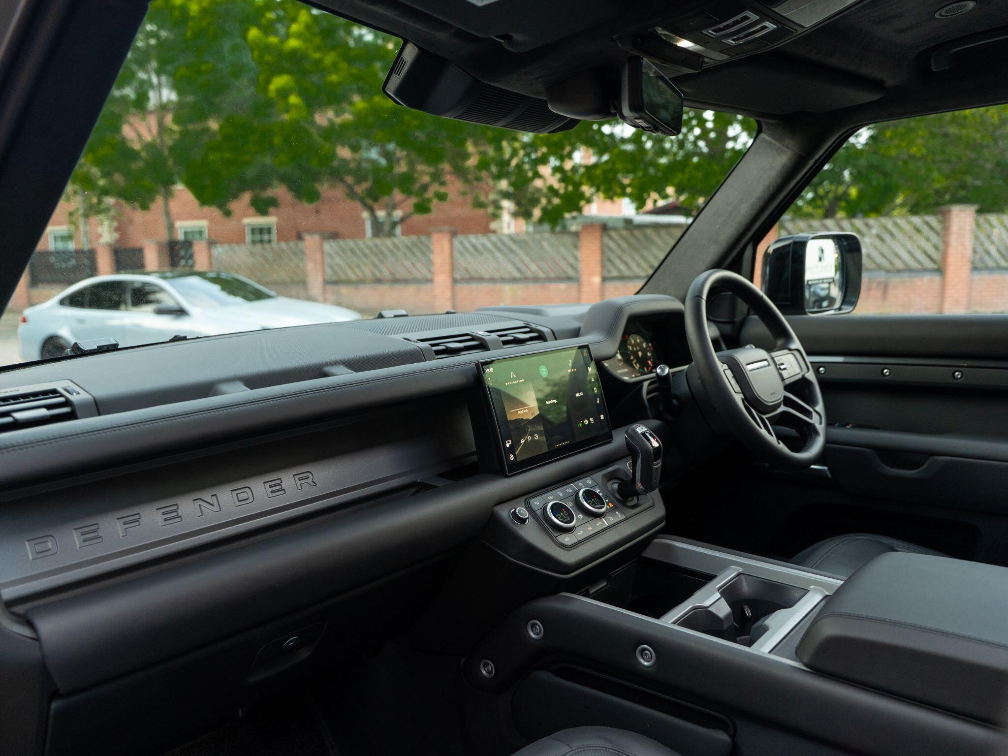 Land Rover Defender 110 view 35