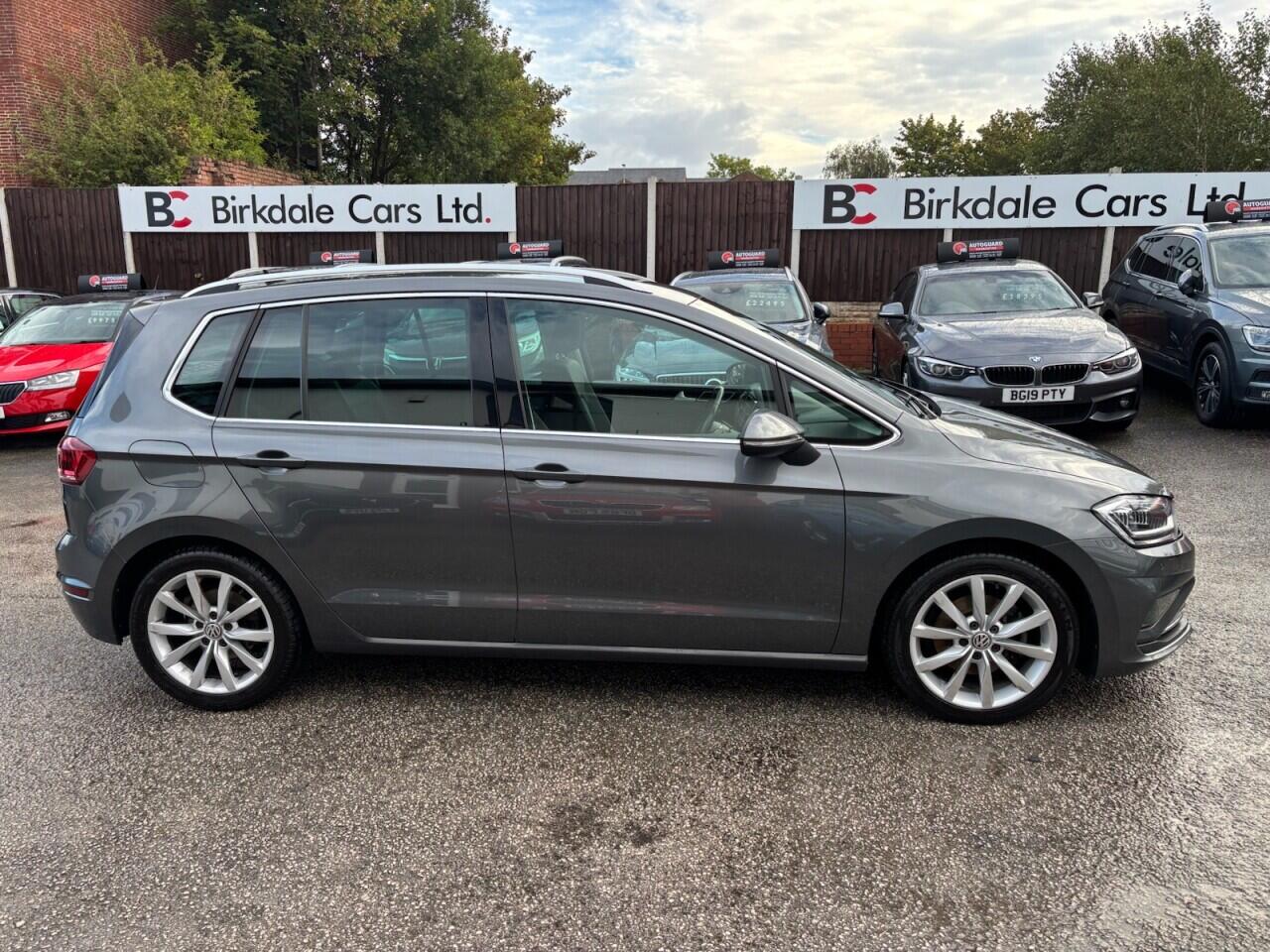 Volkswagen Golf SV view 2