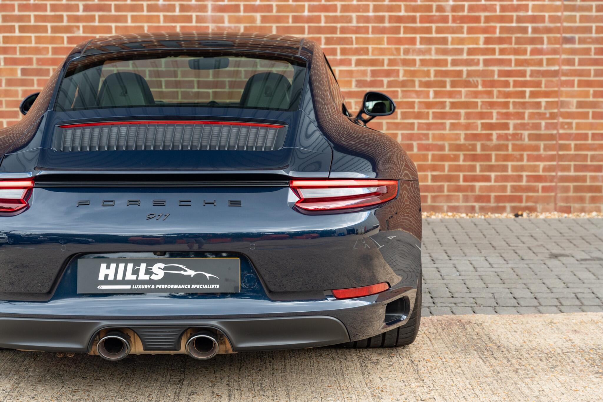 Porsche 911 view 7