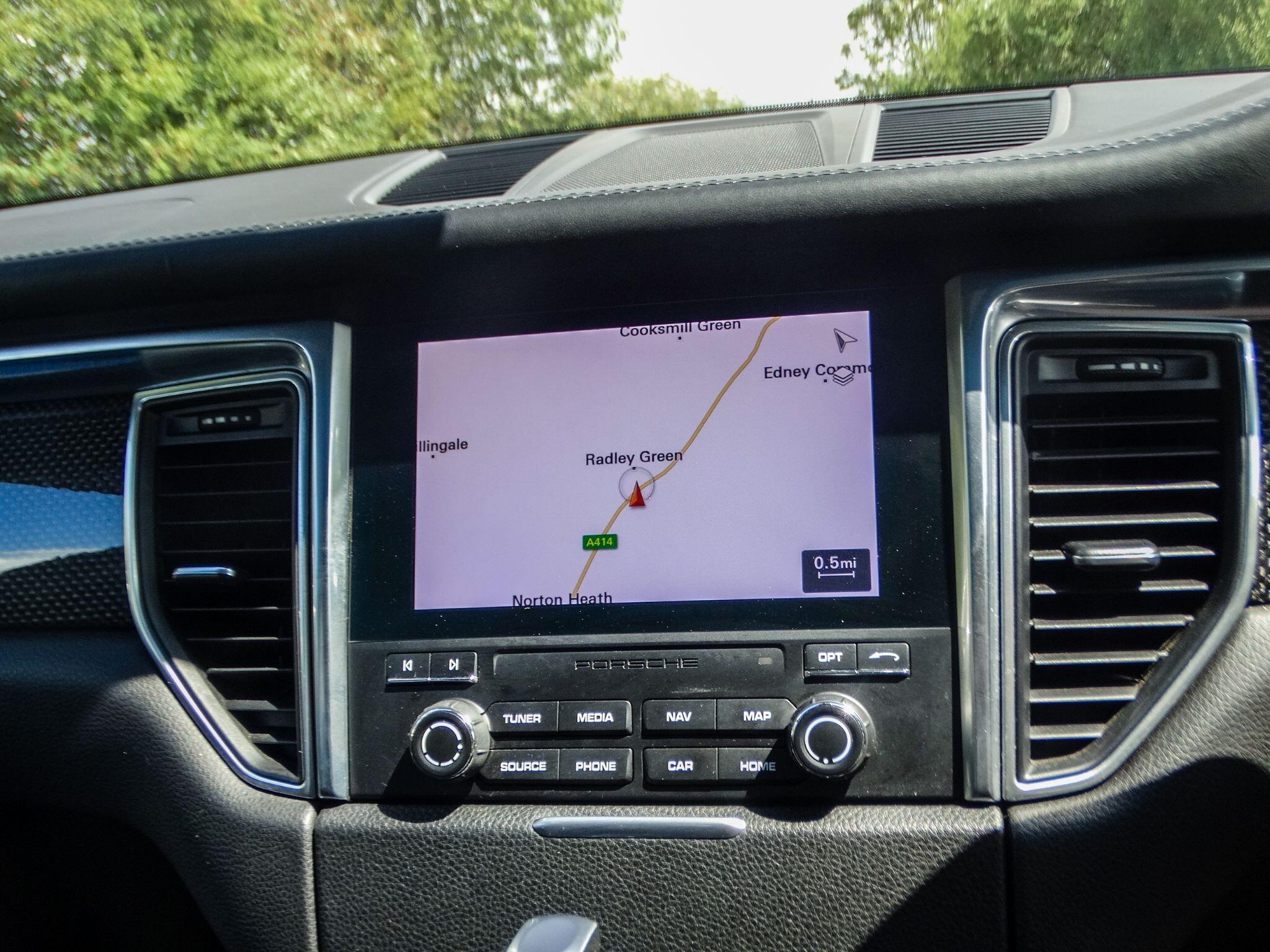 Porsche Macan view 20