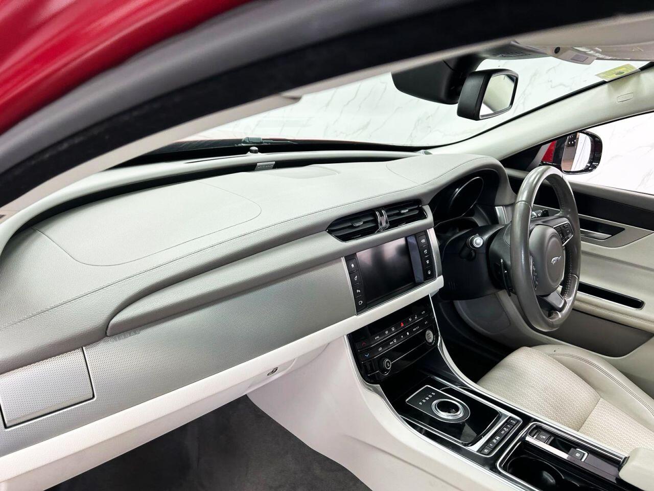 Jaguar XF view 14
