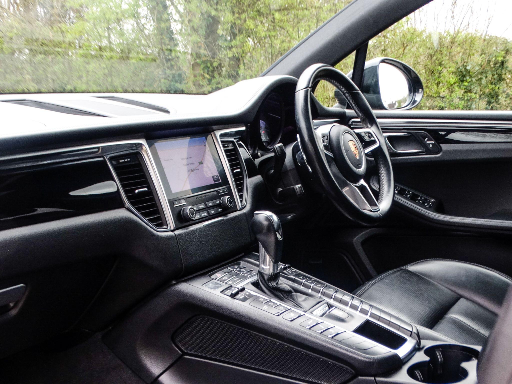 Porsche Macan view 12