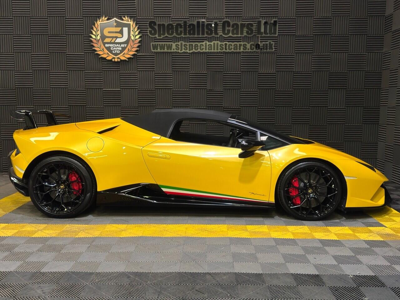 Lamborghini Performante Spyder view 4