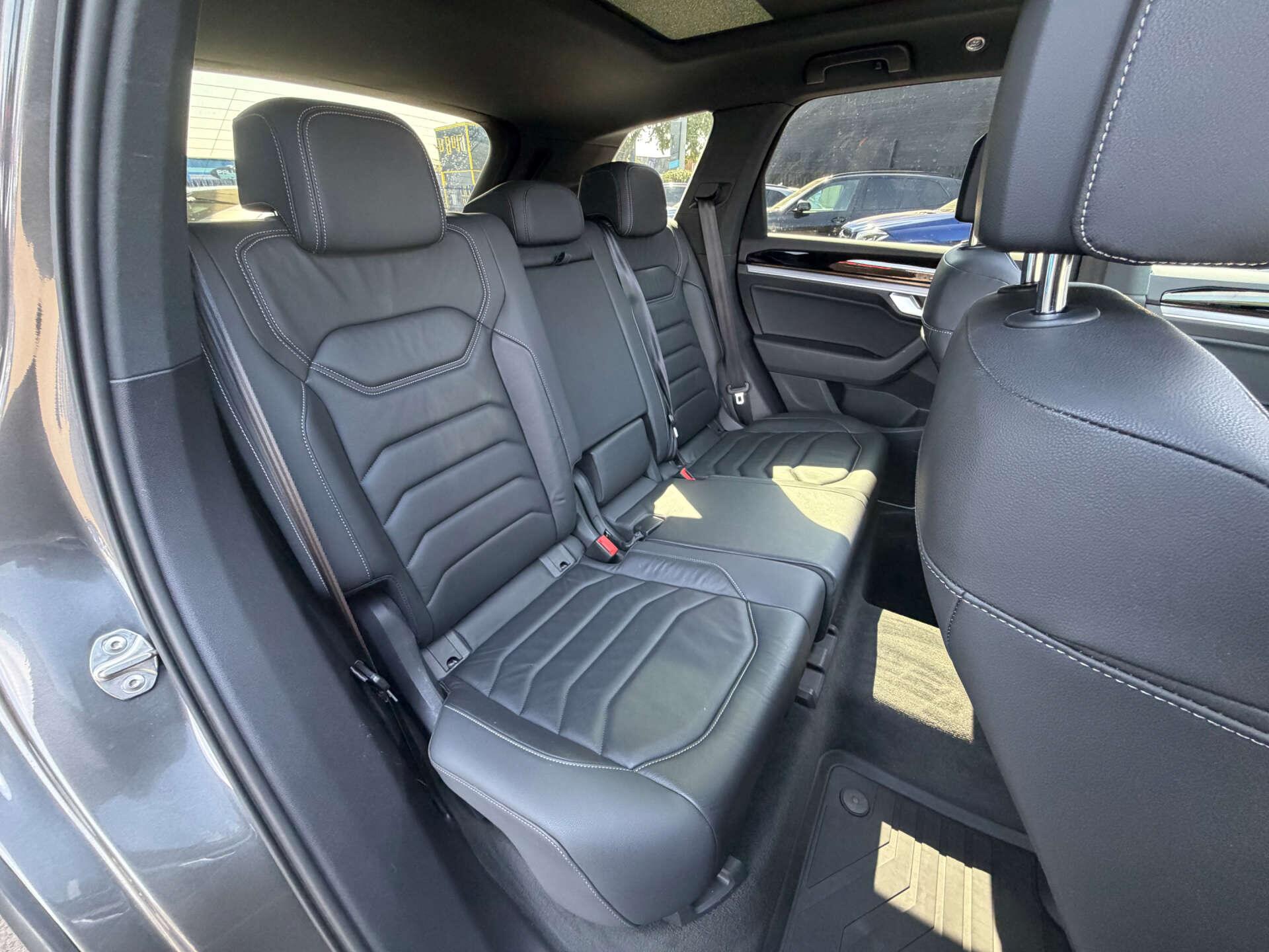 Volkswagen Touareg view 14