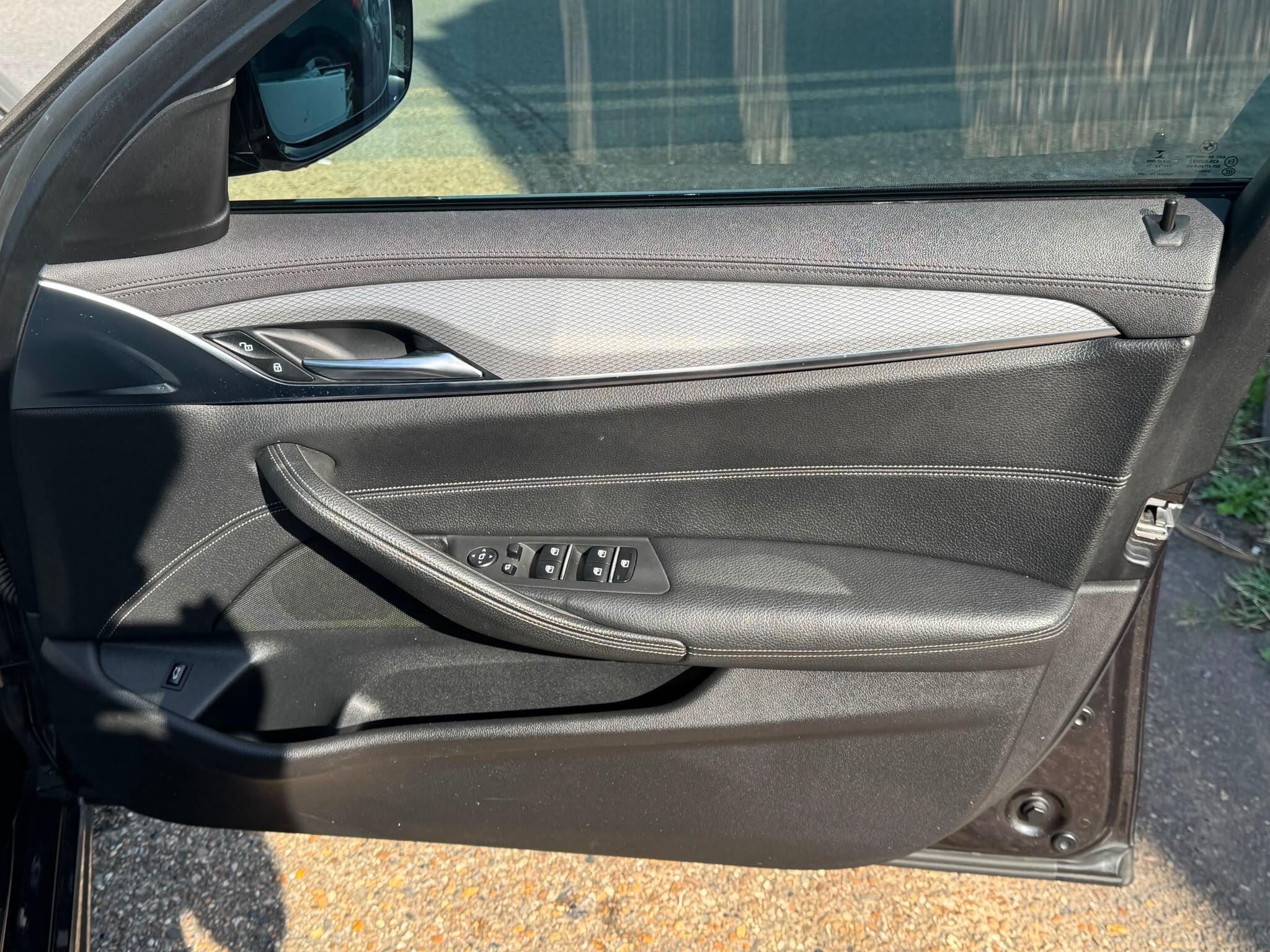 BMW 5 Series view 26
