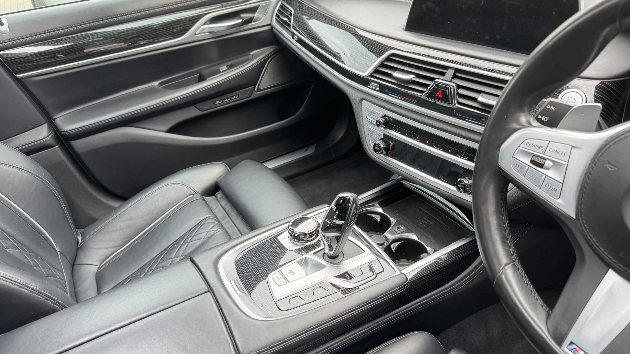 BMW 7 Series view 23