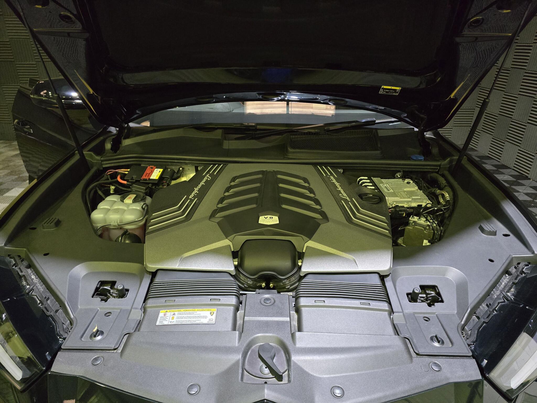 Lamborghini Urus view 8