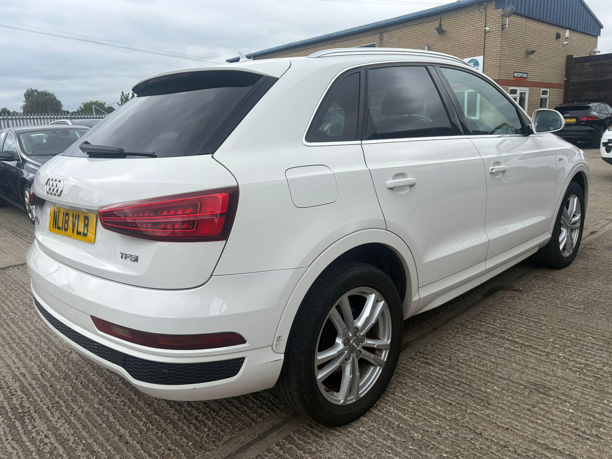 Audi Q3 view 8