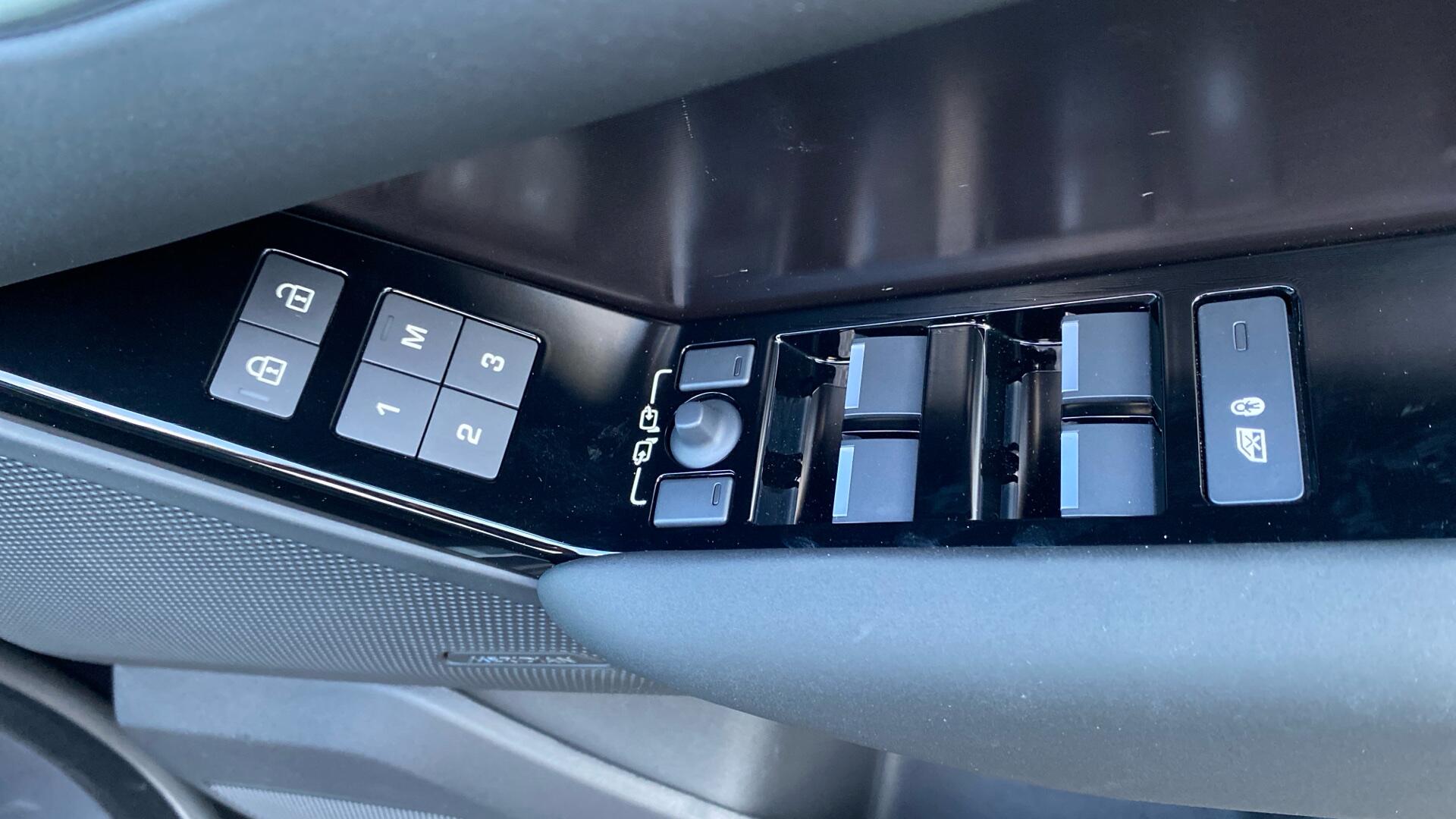 Land Rover Range Rover Velar view 27