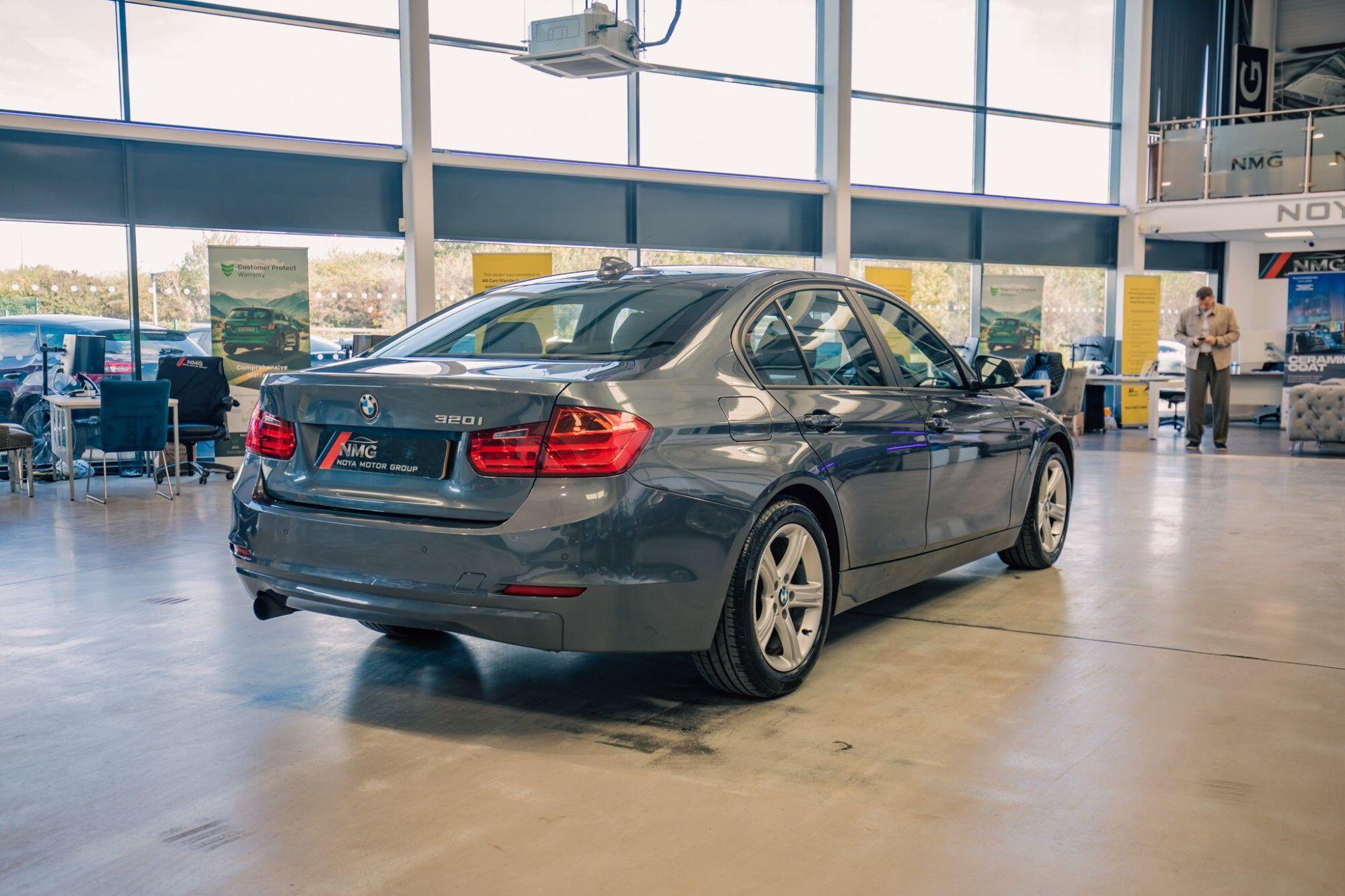 BMW 3 Series view 25
