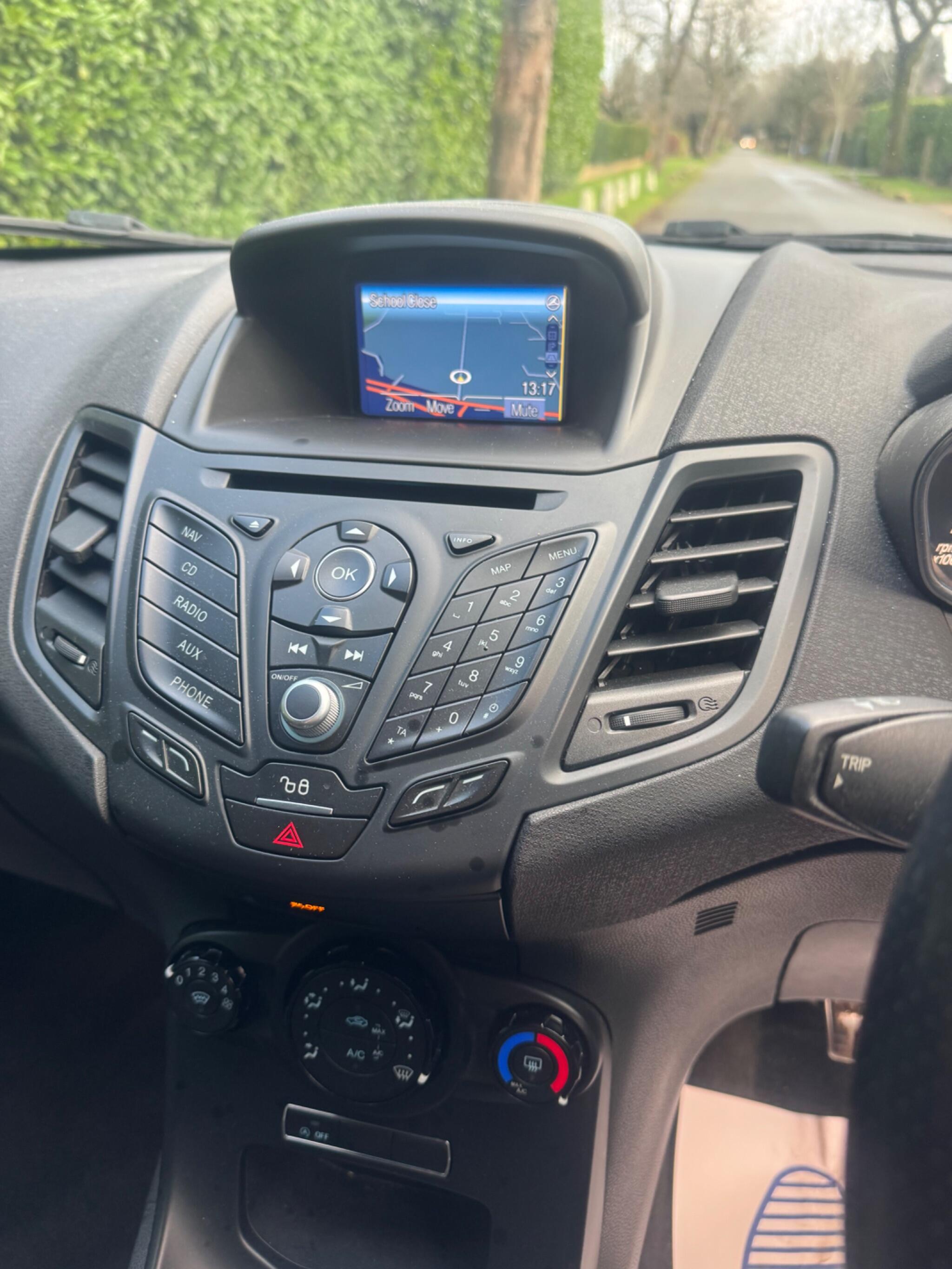 2016 Ford Fiesta image 35