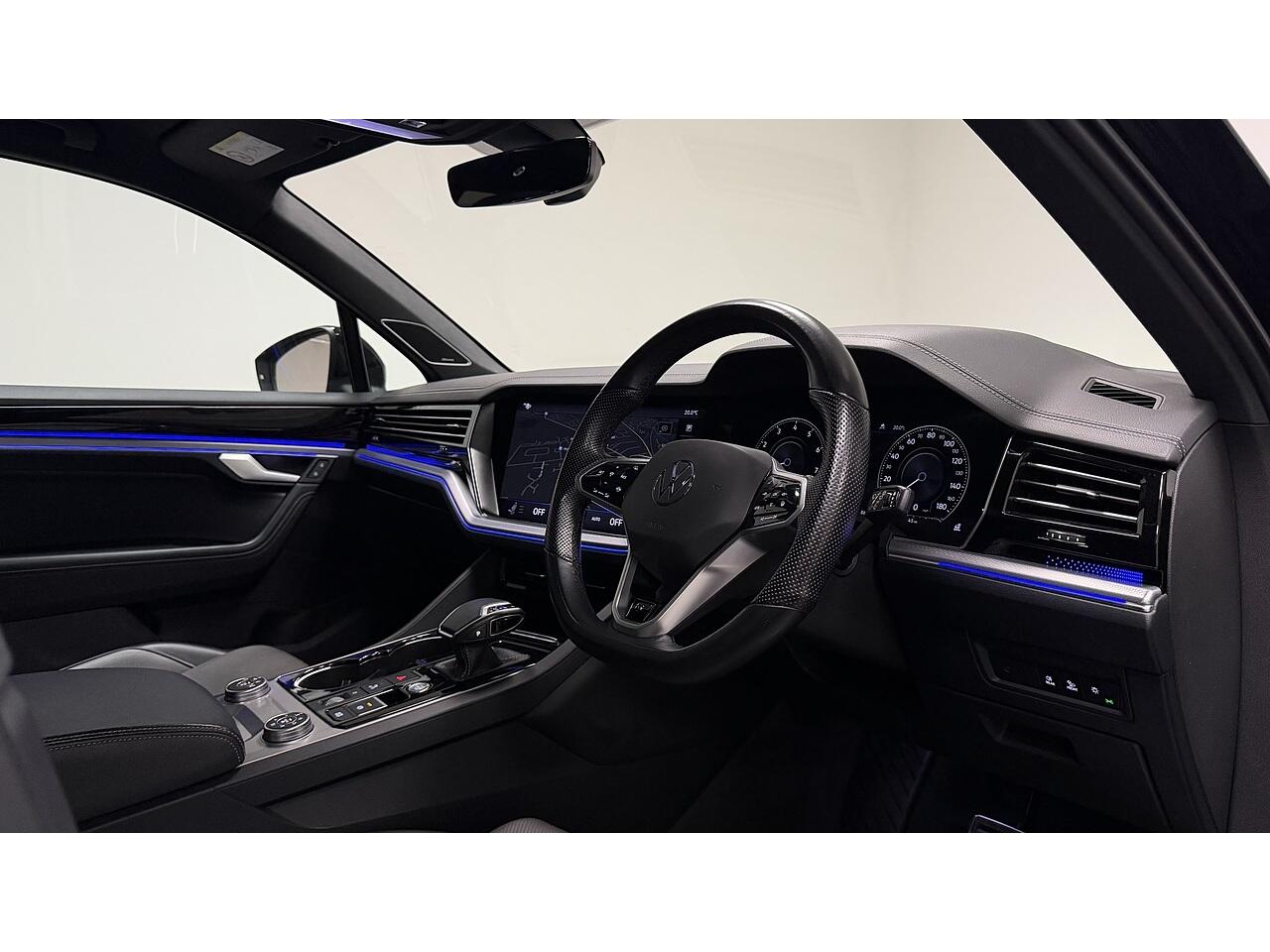 Volkswagen Touareg view 14