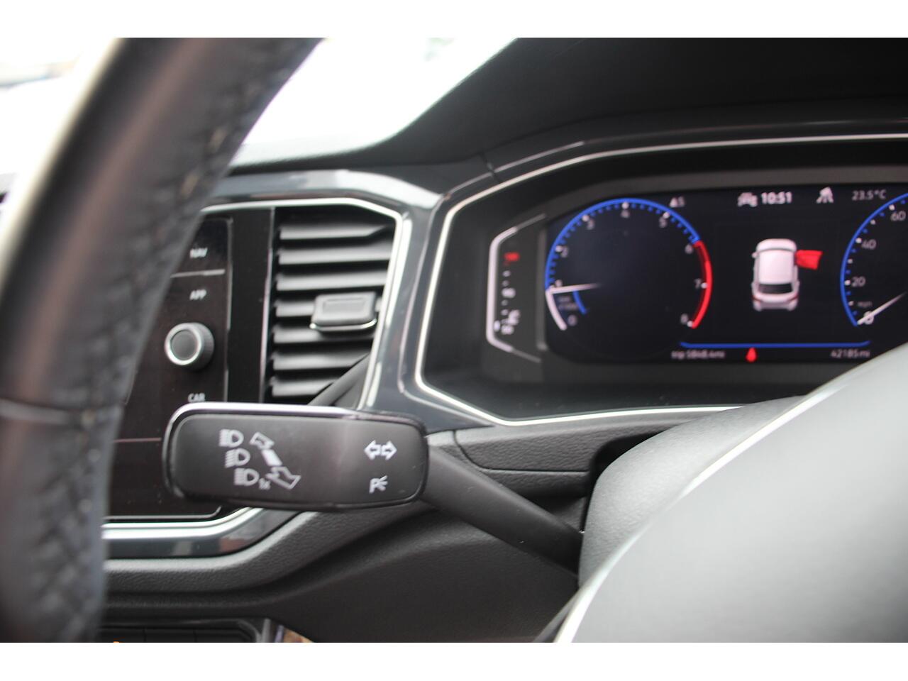 Volkswagen T-Roc view 34
