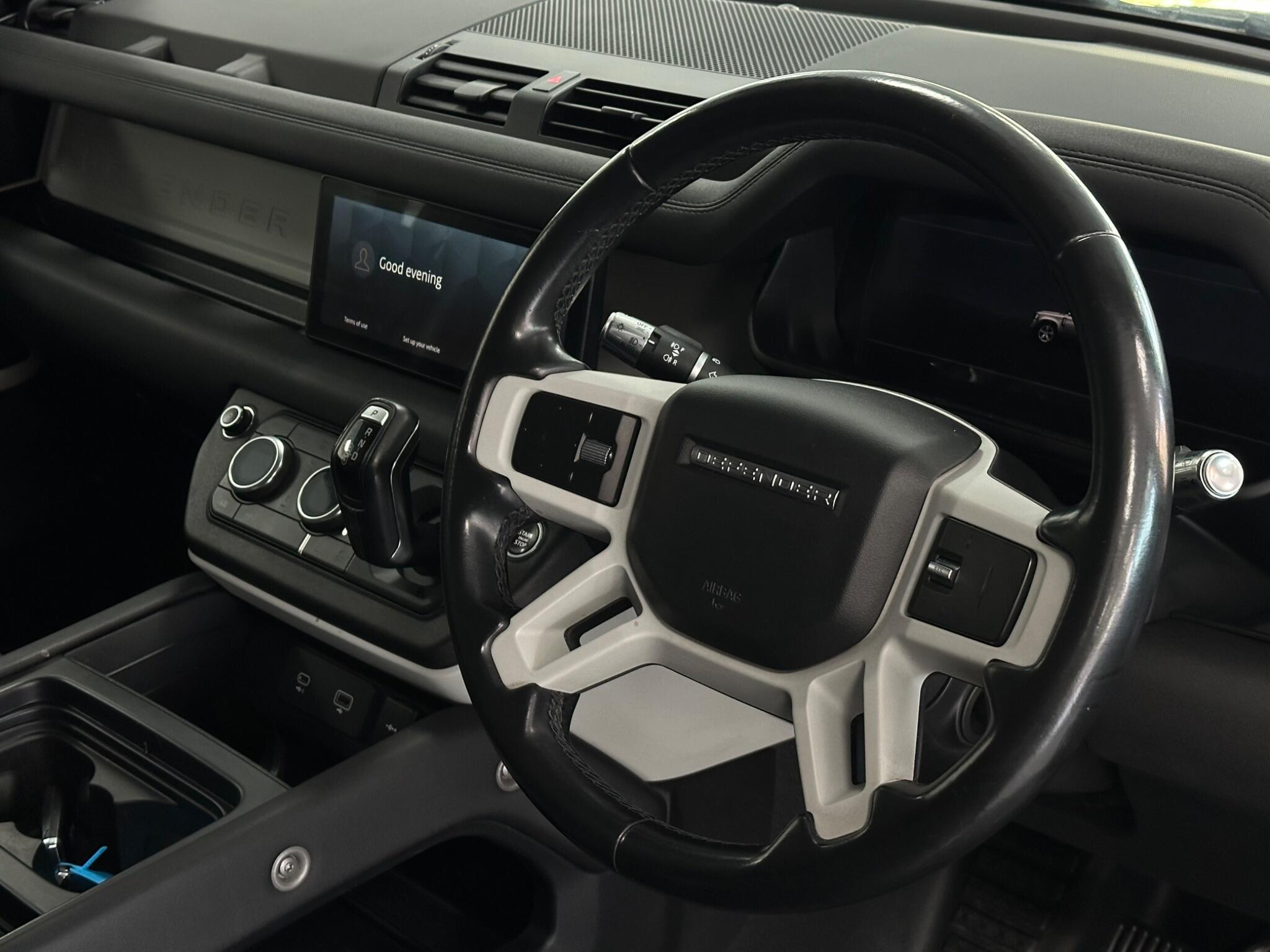 Land Rover Defender 110 view 18