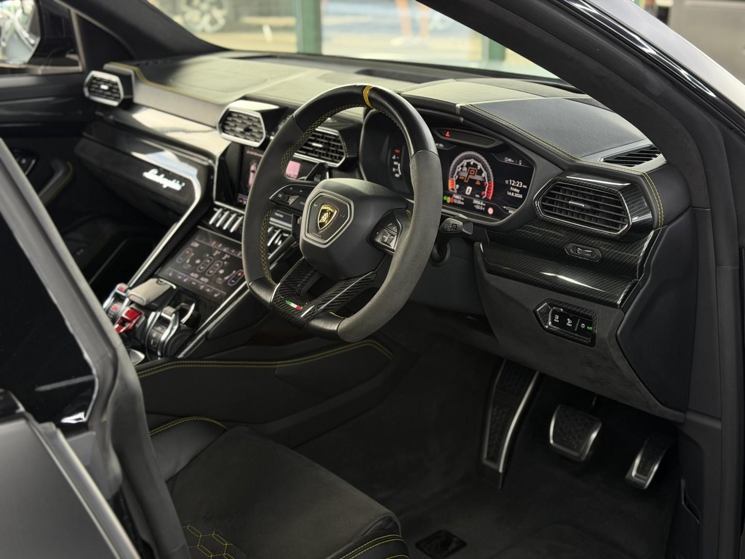 Lamborghini Urus view 34