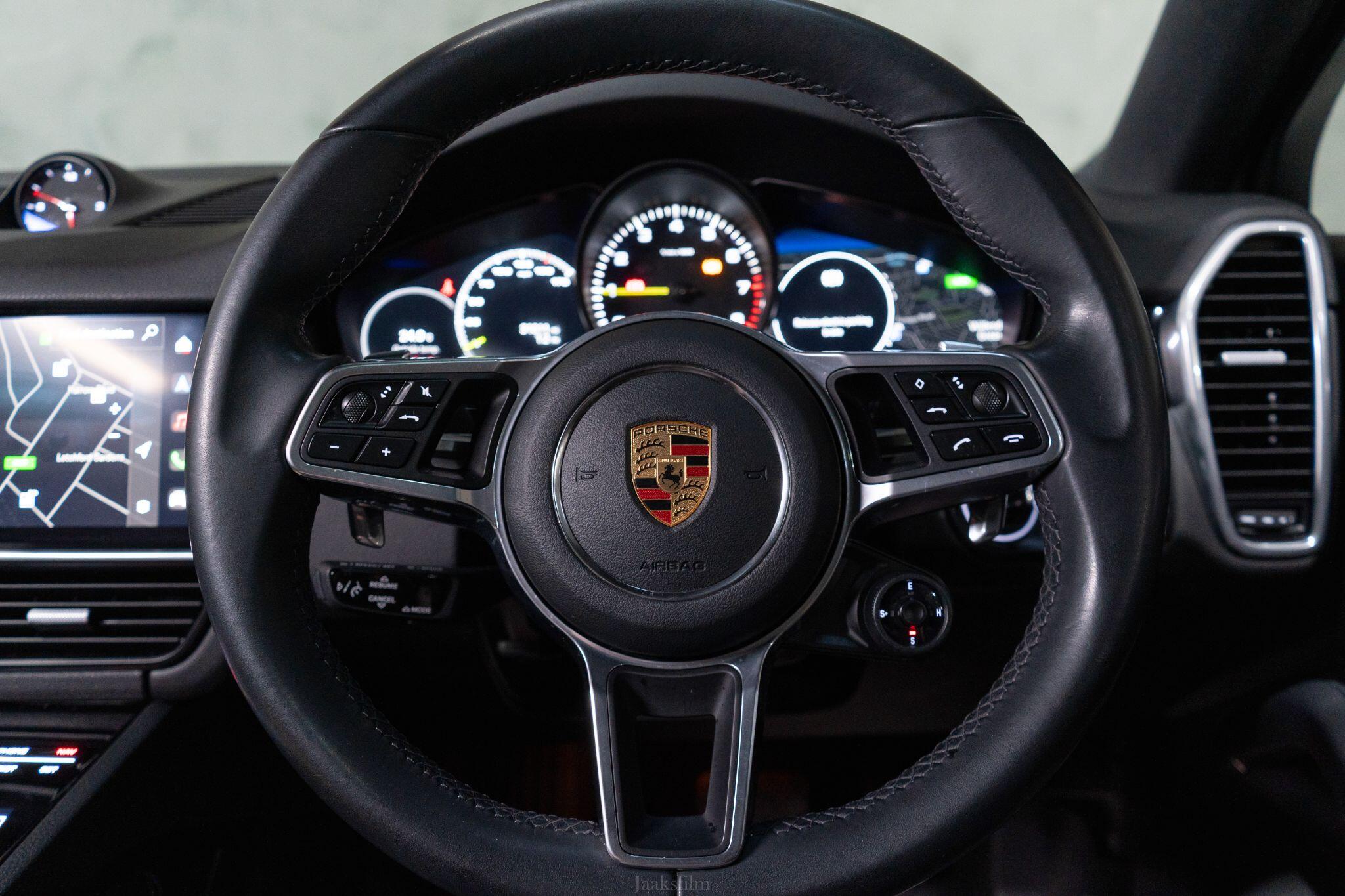 Porsche Cayenne view 35