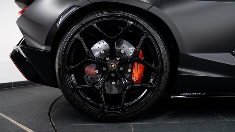 Lamborghini Revuelto view 14