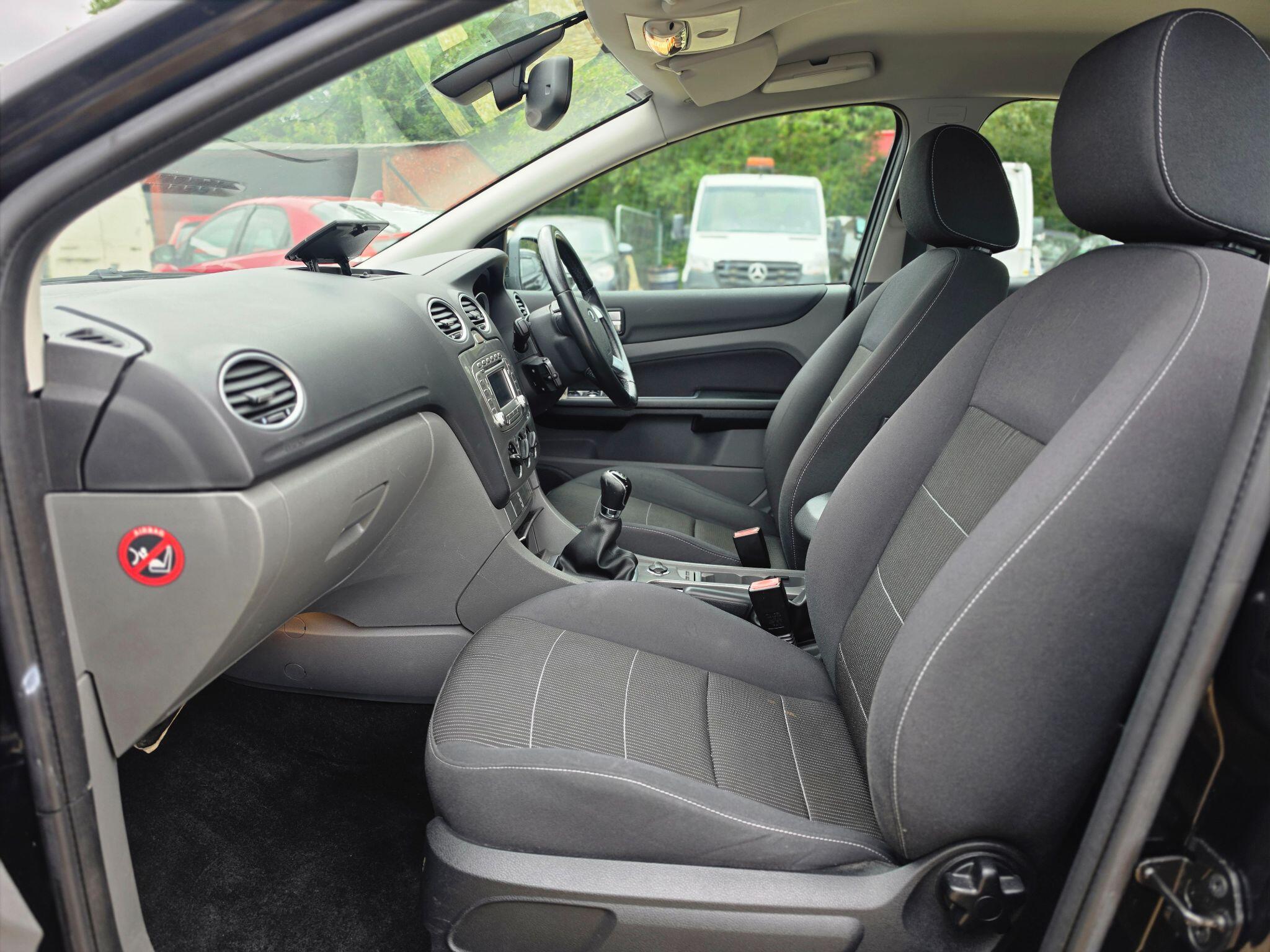 Ford Focus view 8